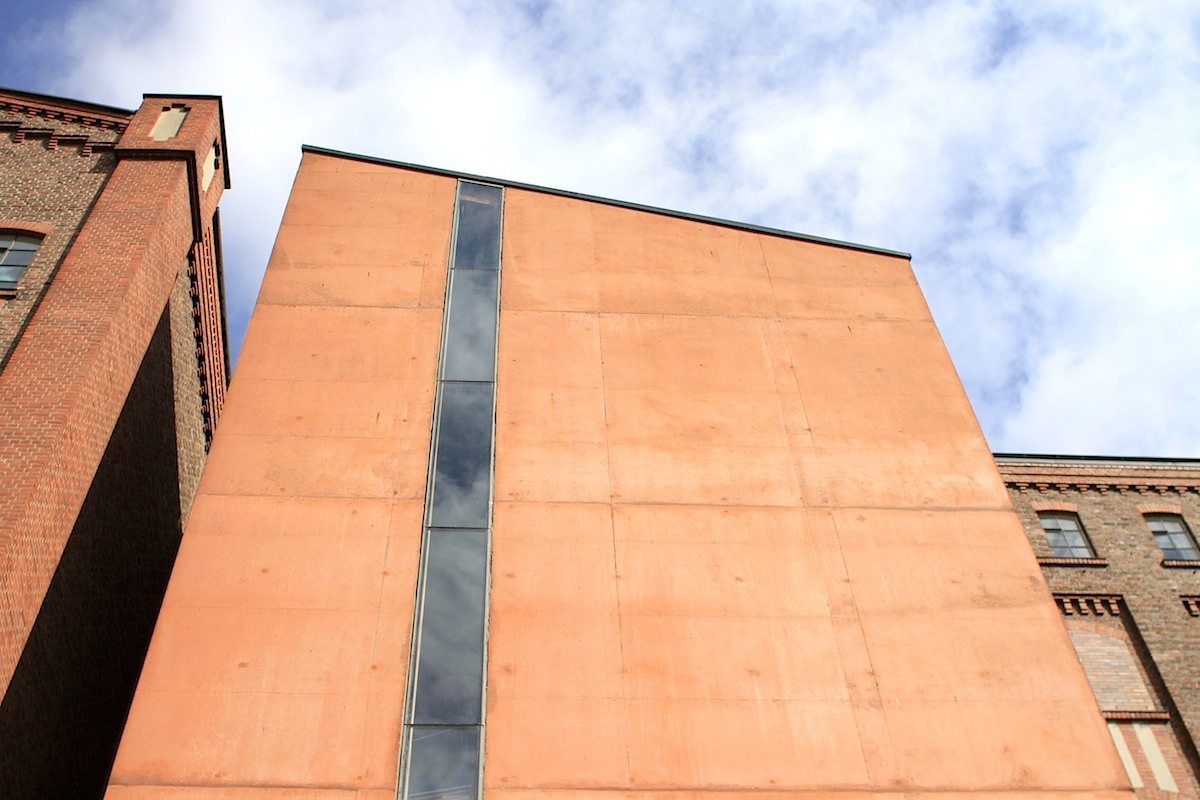 Das renommierte Architekturbüro Herzog & de Meuron aus Basel, Schweiz, hat den Umbauplan entworfen, der sich durch einen maßvollen Umgang mit der Bausubstanz auszeichnet. An die Südfassade des Backsteinspeichers fügten sie ein neues Treppenhaus aus rotem Sichtbeton. Die Dachneigung führt einen Teil des Hauptgebäudes visuell fort. Ein vertikaler Fensterschlitz durchzieht die schlichte Form. Die Oberflächen sind innen und außen ziegelrot eingefärbt. Nur wenige Decken wurden herausgenommen, um den raumgreifenden Bildern neuer deutscher Maler wie Immendorff oder Penck die entsprechende Höhe zu ermöglichen. So entstand ein dreigeschossiges Ausstellungsgebäude. Zum Teil wurden Fenster vermauert, während an anderer Stelle lange vertikale Fensterbänder in die Ziegelfassade eingeschnitten wurden. Die Innenräume sind schlicht und ganz auf die Kunst ausgelegt mit wenig Ablenkung.