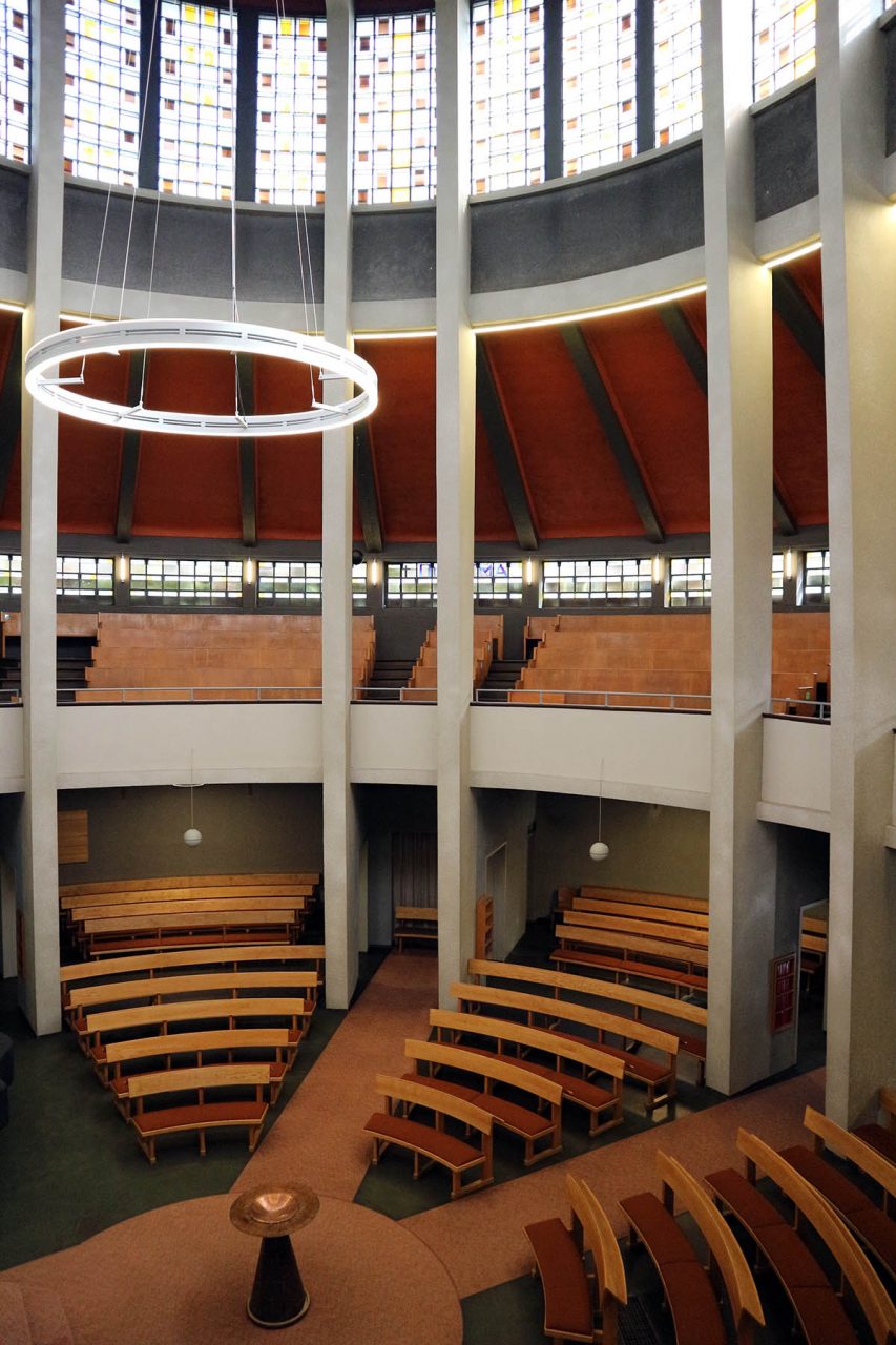 Evangelische Auferstehungskirche. Die Gemeinde ist ringförmig um den Prediger gruppiert.