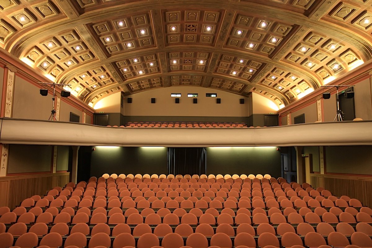 Der Umbau durch Fehre ist 2017 mit dem renommierten Iconic Award ausgezeichnet worden. Einer der Höhepunkte des Kinos: der große Saal mit 500 Plätzen und der Kassettendecke.