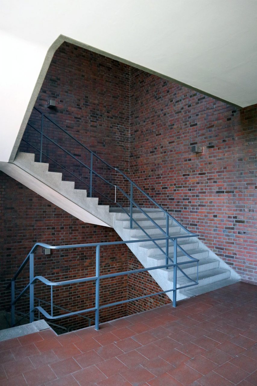 Mies van der Rohe Business Park. The main stairwell is especially emphasised. 