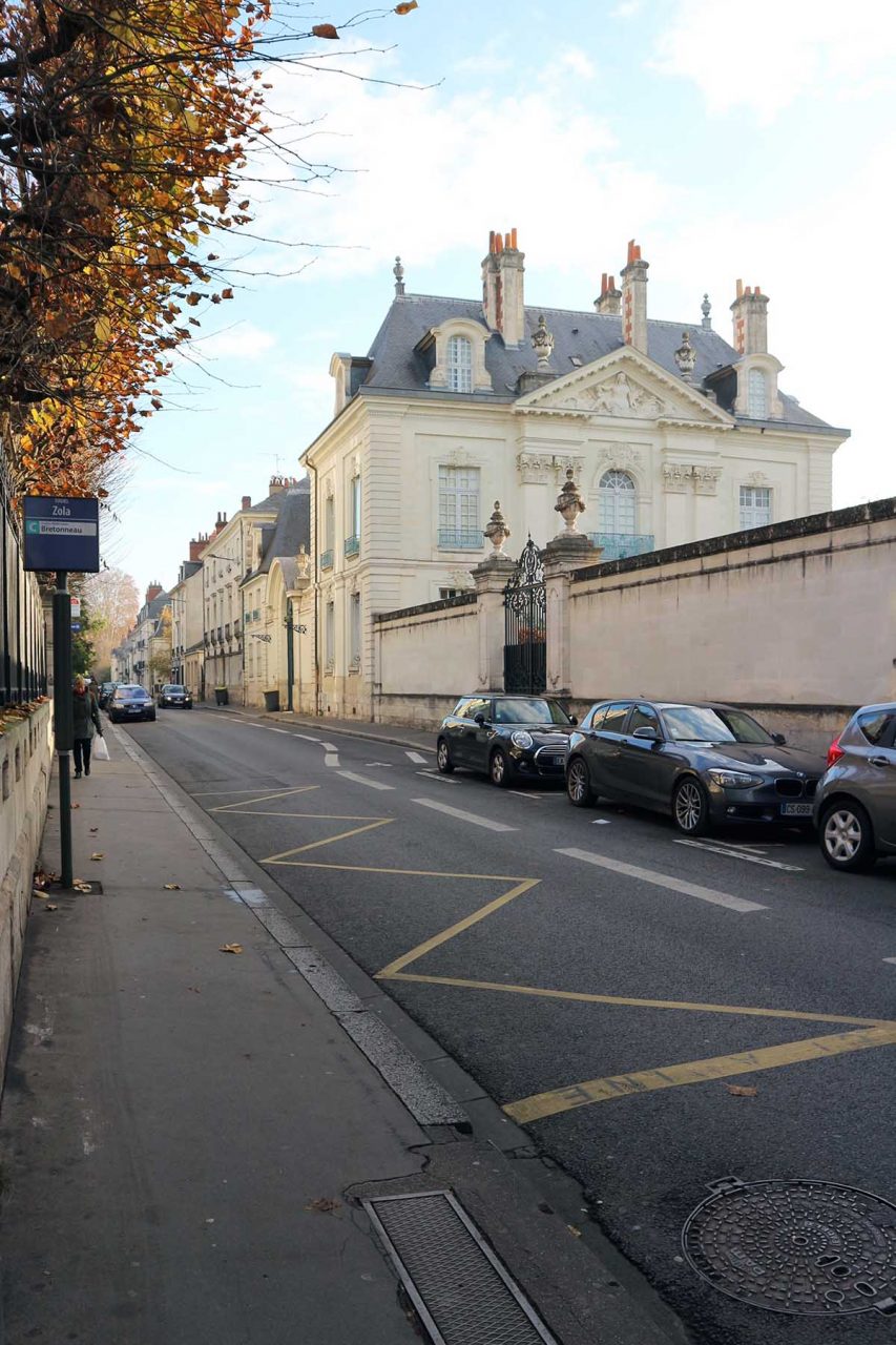 Tours. Die Architektur der Loire-Stadt ist geprägt durch Tuffstein-Villen aus dem 19. Jahrhundert ...