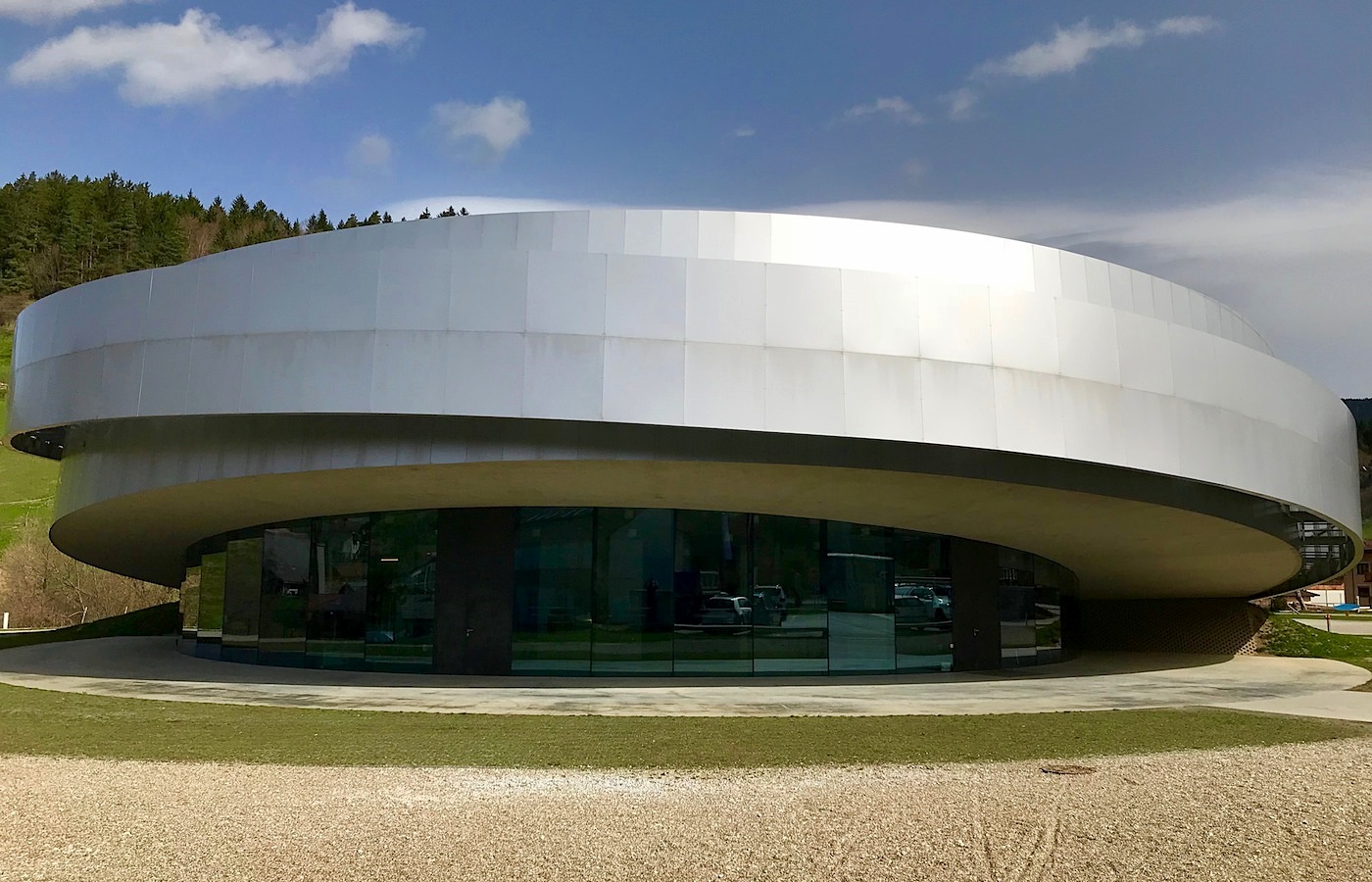 Kulturzentrum für europäische Raumfahrttechnik KSEVT – Glänzende Kultstätte (OFIS, Sadar+Vuga, Dekleva-Gregorič, Bevk-Perović) [Celje]