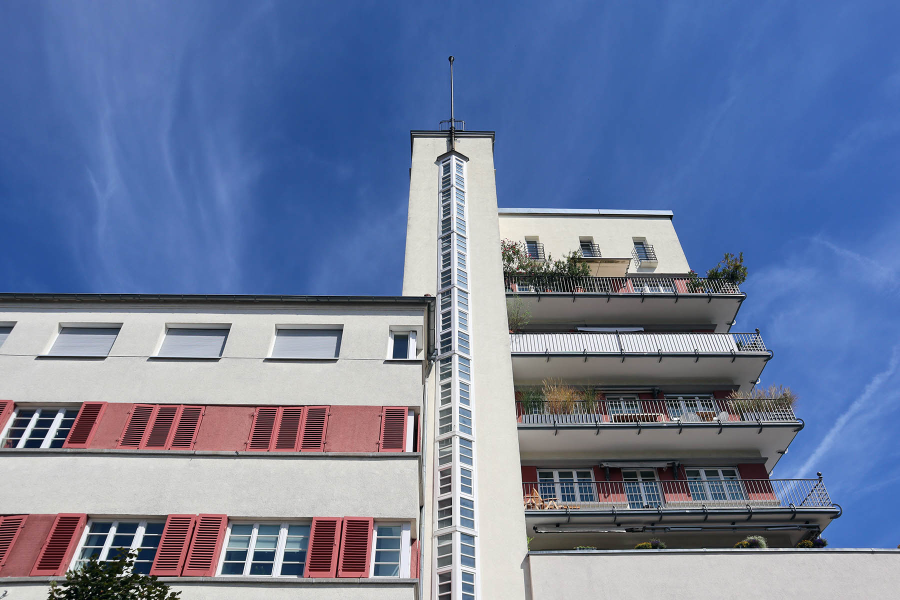 Der Architekt war Karl Beer, der mit dem Wohnhof das erste Wohnhochhaus von Stuttgart schuf. Fertigstellung 1927, Wiederaufbau nach Weltkriegsschäden 1952.