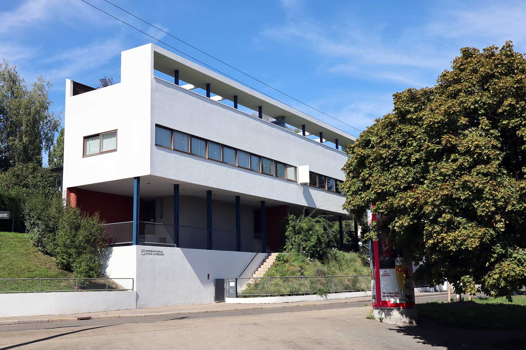 Die in den 1920er-Jahren von Le Corbusier formulierten "Fünf Punkte zu einer neuen Architektur" setzte dieser zusammen mit Pierre Jeanneret in dem Doppelhaus anschaulich um.