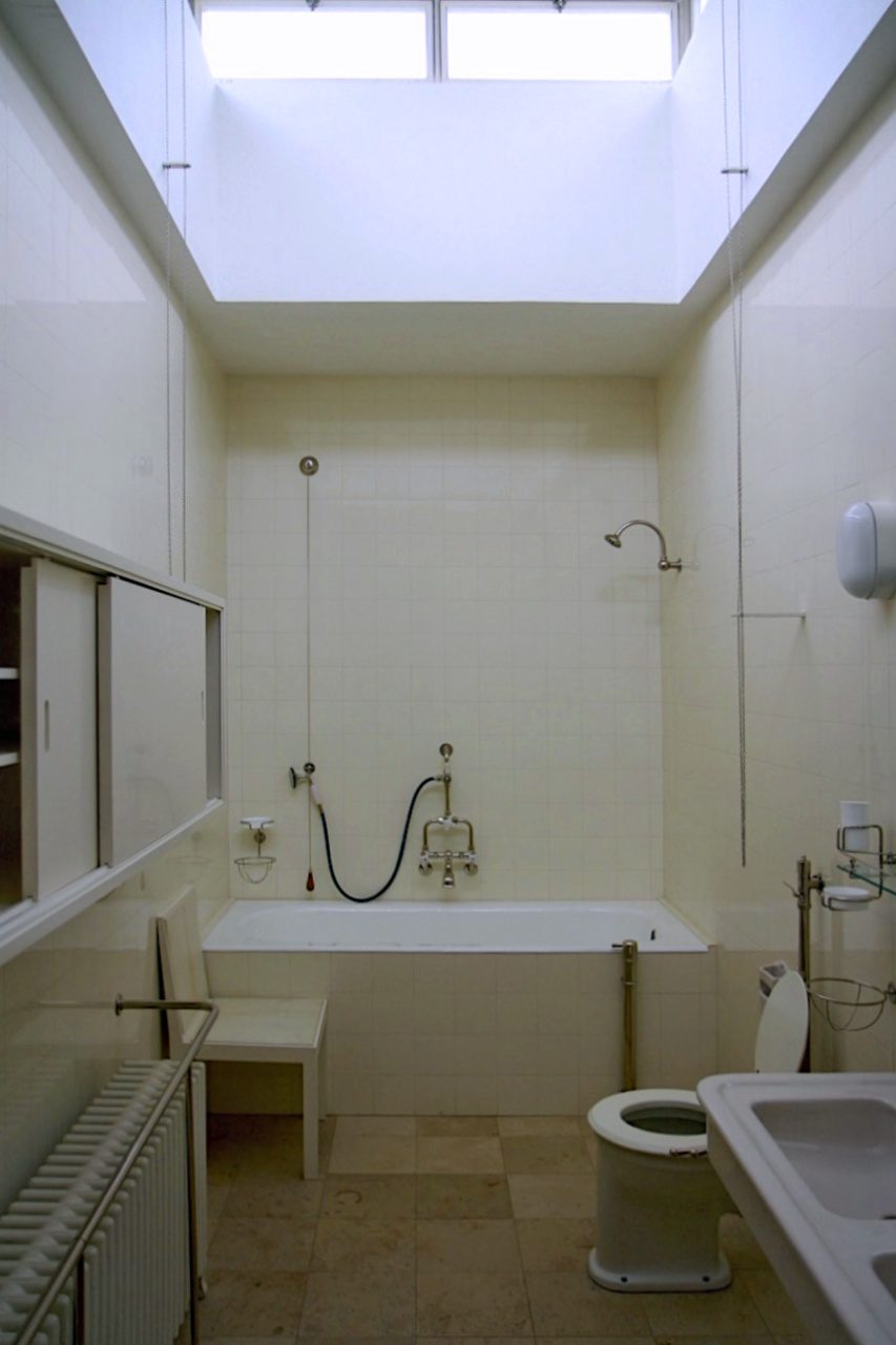 Villa Tugendhat. Das Elternbad von Fritz und Grete Tugendhat mit Tageslicht. Die ursprüngliche Sanitärausstattung wurde in der ersten Instandsetzung in den 1980ern zerstört.