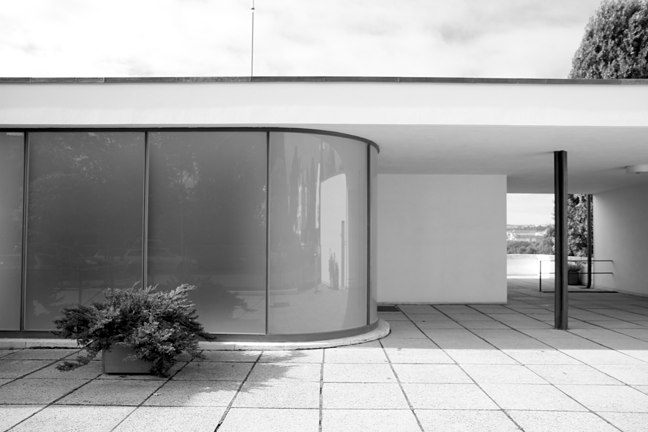 Der Entwurf von Mies und Lilly Reich entstand in Zusammenarbeit mit dem Architekten Sergius Ruegenberg (1903–1996), der auch mit Hans Scharoun, Bruno Paul und Karl Schneider gearbeitet hat. Der Eingang an der Straße führt in die dritte Etage des Hauses.
