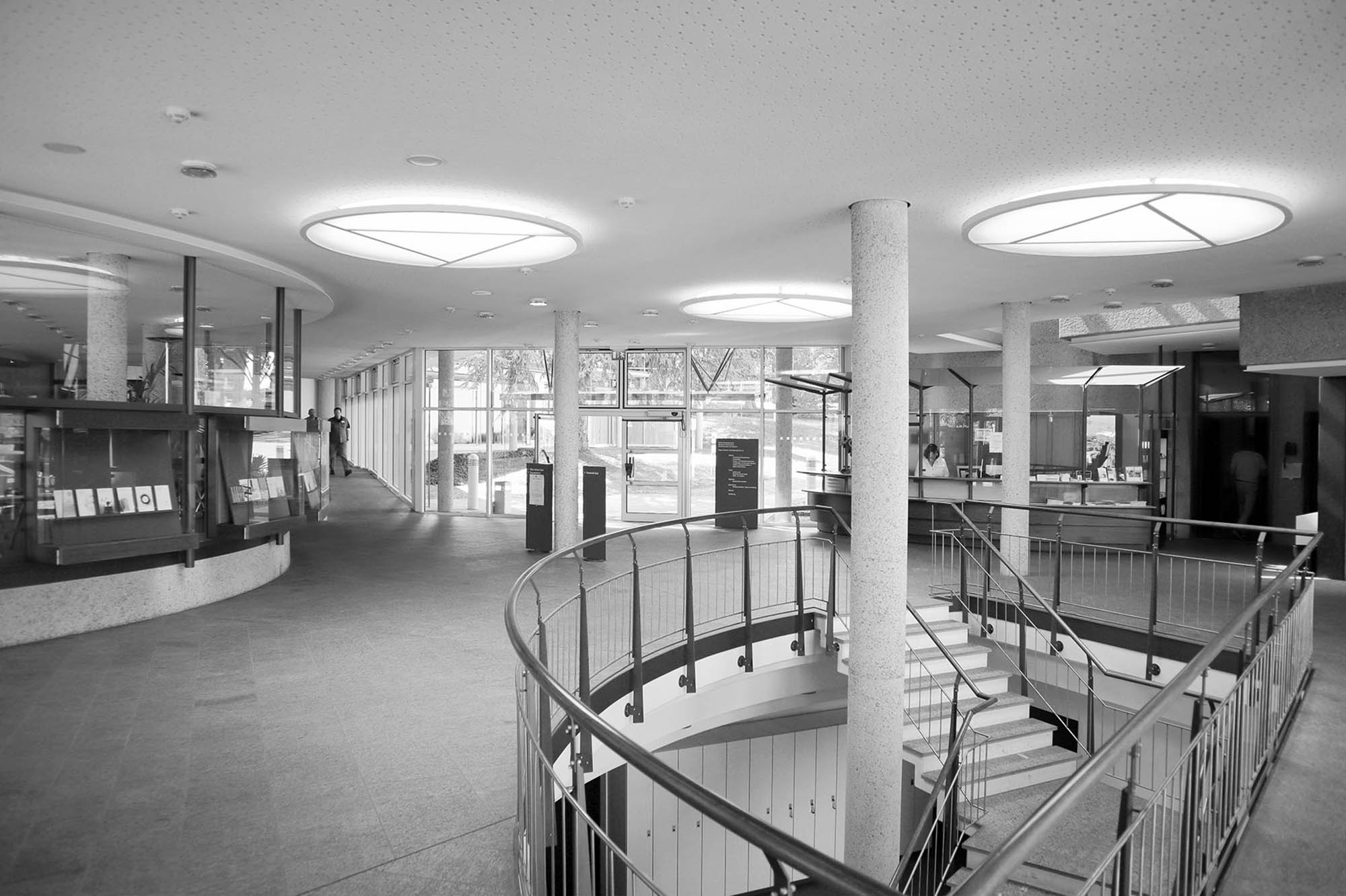 Das Foyer gibt einen Eindruck vom inneren Aufbau mit Split-Level-Galerien, die den zentralen Lesesaal ringförmig umfassen.