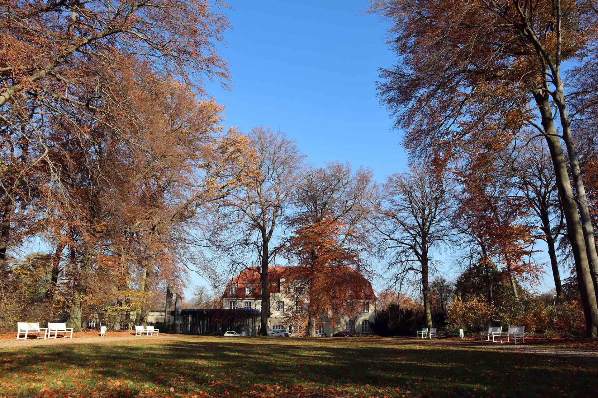 Theater an der Ruhr. Das ehemalige Kurhaus ist eingebettet in eine weitläufige Parkanlage.