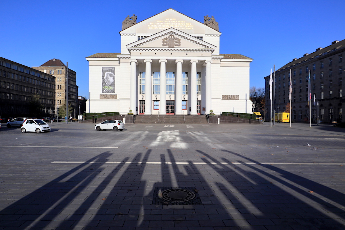 Strahlend weiß: das zentral gelegene Theater Duisburg am Opernplatz.