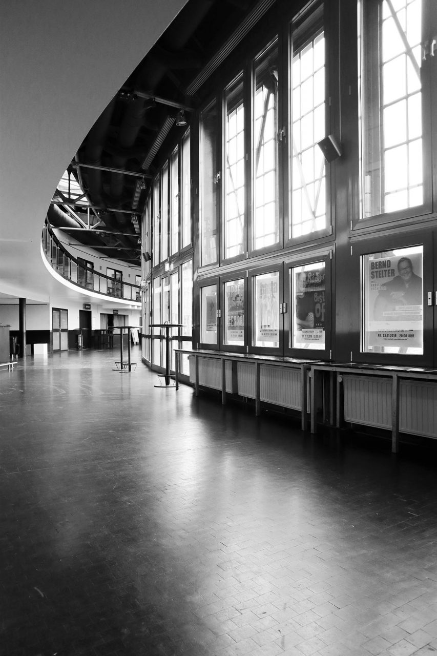 Ringlokschuppen Ruhr. Das Gebäude wurde 1992 im Rahmen der Landesgartenschau NRW (MüGa) zur Kultur- und Begegnungsstätte umgebaut.