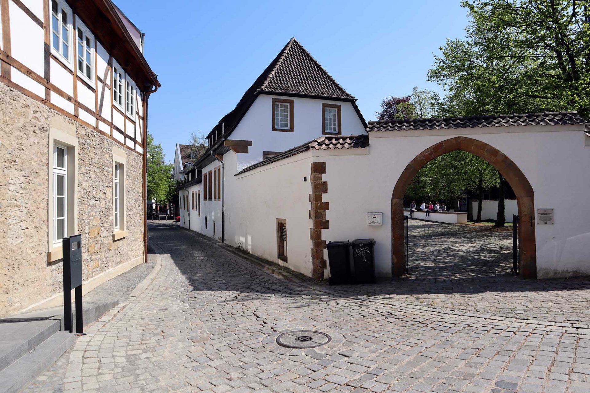 Die Einrichtung befindet sich in einem ehemaligen Adelshof aus dem 16. Jahrhundert.