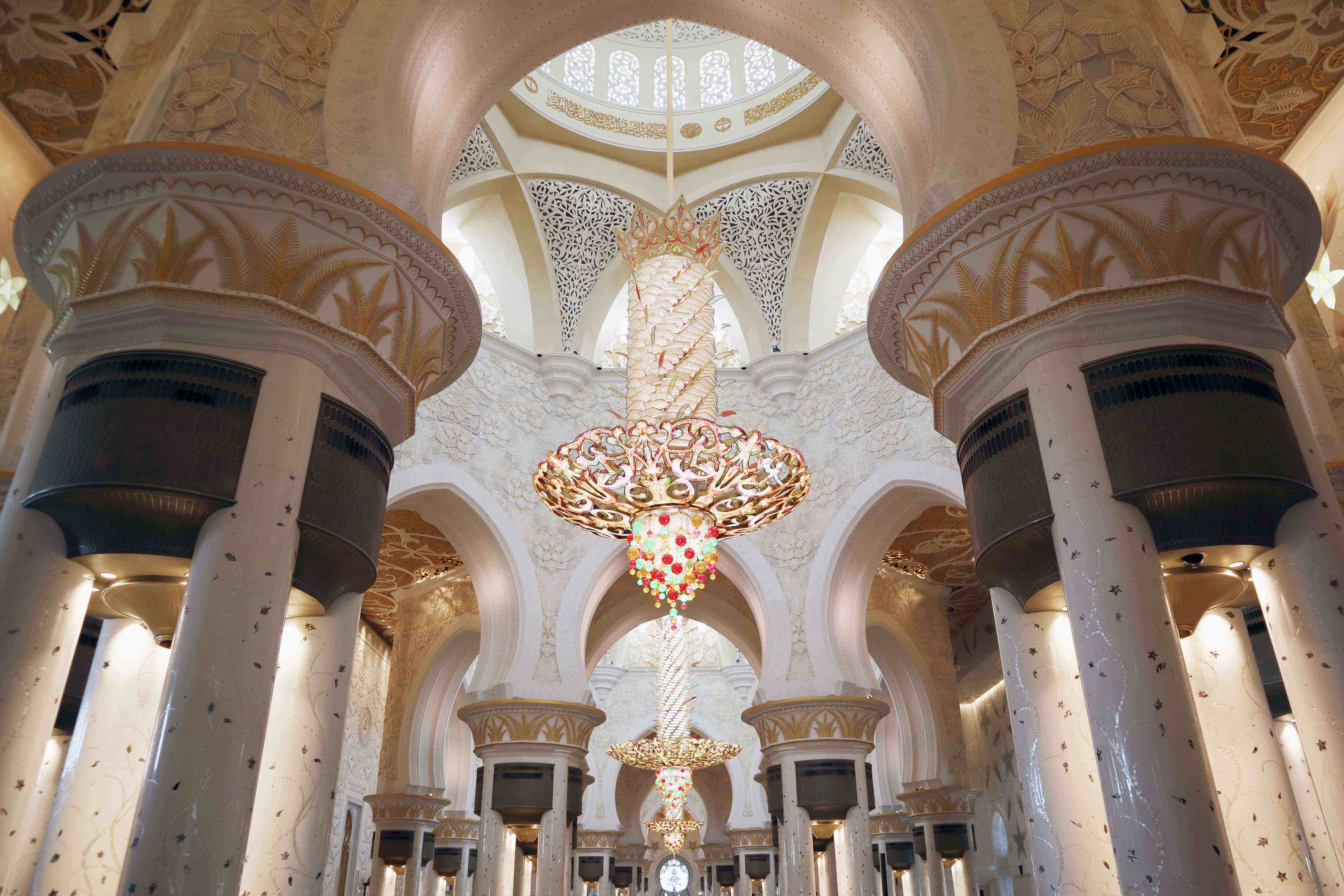 In der zentralen Gebetshalle hängt eine der größten Kronleuchter der Welt mit einem Durchmesser von zehn Metern und einer Höhe von 15 Metern wiegt er zwölf Tonnen. 
