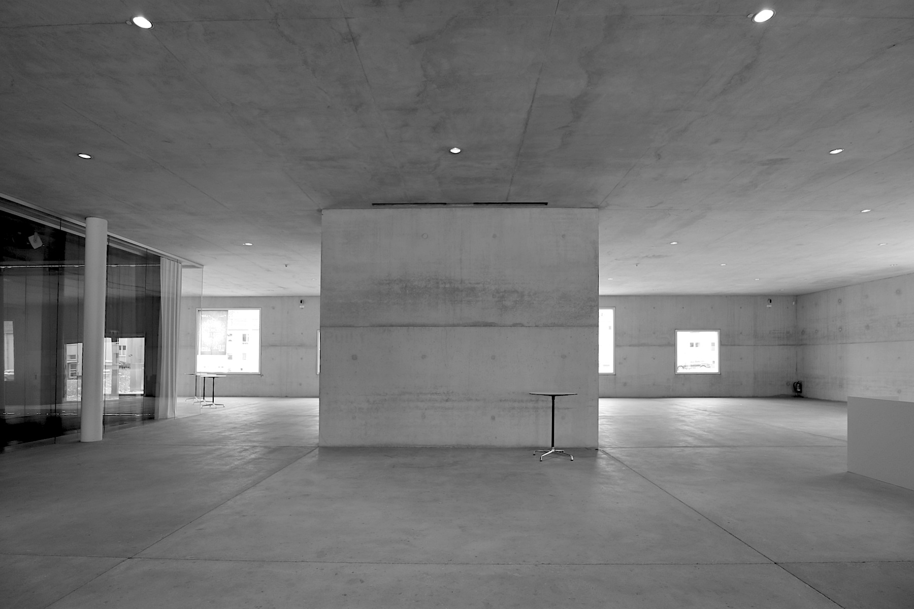 Kazuyo Sejima and Ryue Nishizawa gründeten ihr Büro 1995 und erhielten 2010 den wichtigsten Architekturpreis der Welt: den Pritzker-Preis. Eine Ehrung auch für ihre Arbeit am 34 Meter hohen Kubus, dessen Gestaltungsprinzipien sich an den Vorstellungen der Modernisten anlehnt.