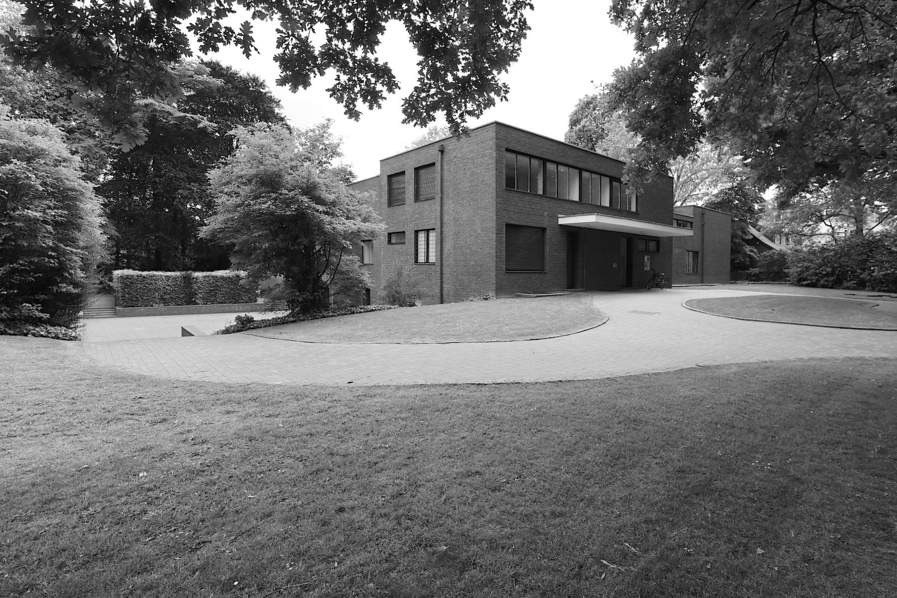 Die Direktorenvillen Haus Lange und Haus Esters wurden nach den Plänen von Mies van der Rohe zwischen 1927 und 1930 errichtet.