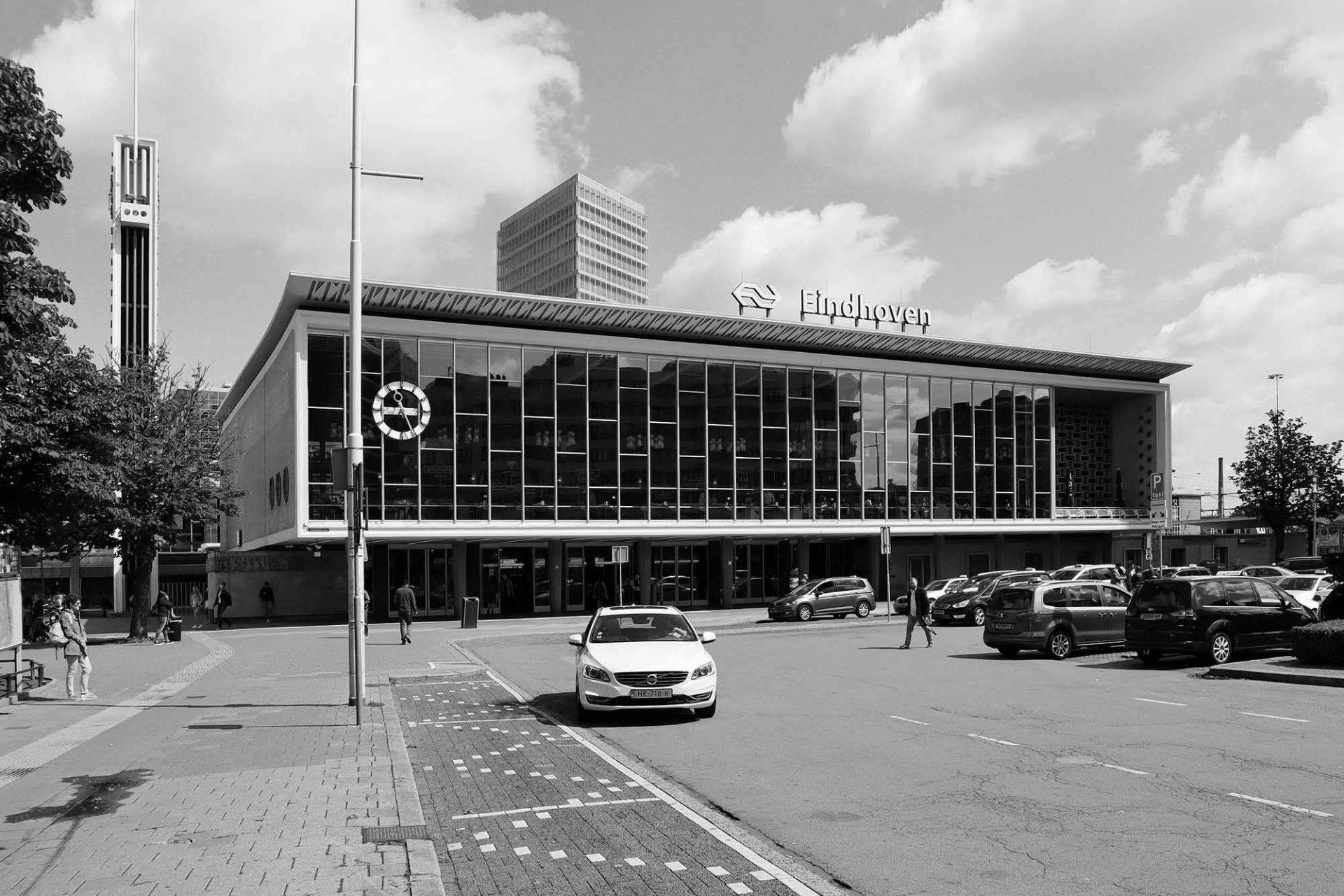 Bahnhof. Der Eindhovener Bahnhof entstand 1956 nach Plänen von Koen van der Gaast. Ein Philips-Radio war sein Vorbild.