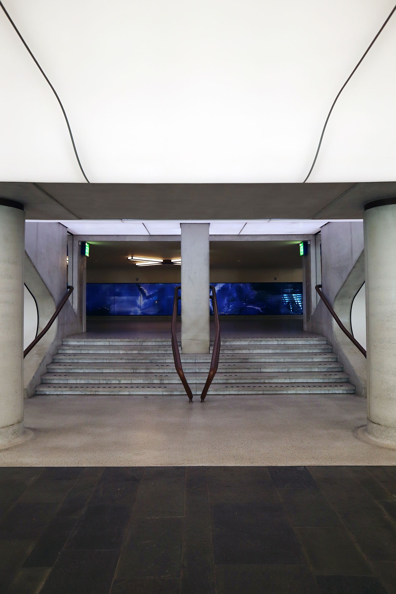 Im schwungvollen Tunnel ist heute Kunstinstallation SPACE von Daan Roosegaarde zu sehen.