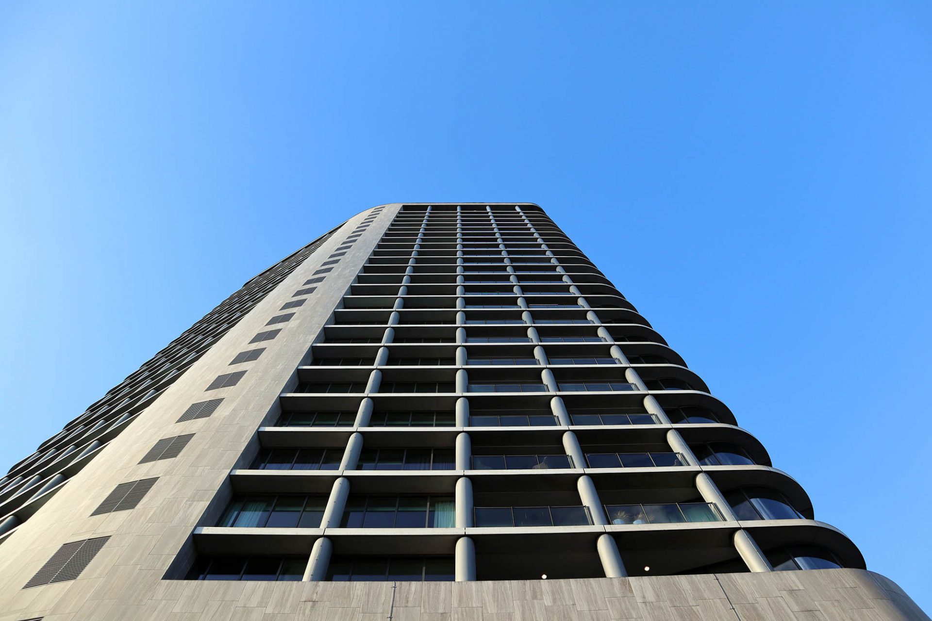 Vesteda –Turm. Der schlanke Turm des Niederländers Jo Coenen gehört zu den neuen Landmarken der Stadt.