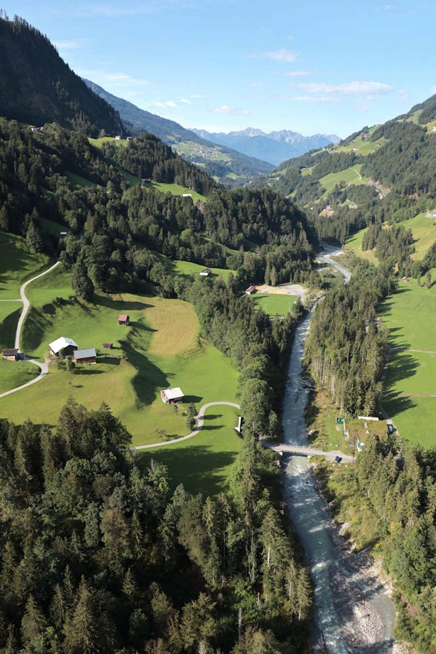 Großes Walsertal. Der Gebirgsbach Lutz durchfließt das enge Tal auf einer Länge von etwa 25 Kilometern.