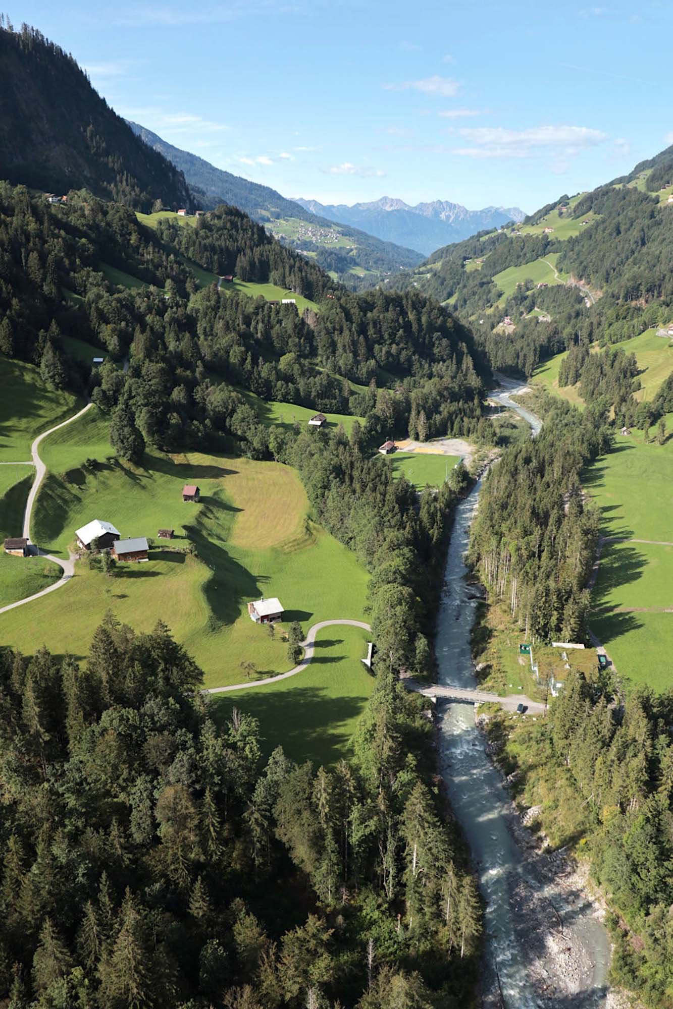 Der Gebirgsbach Lutz durchfließt das enge Tal auf einer Länge von etwa 25 Kilometern.