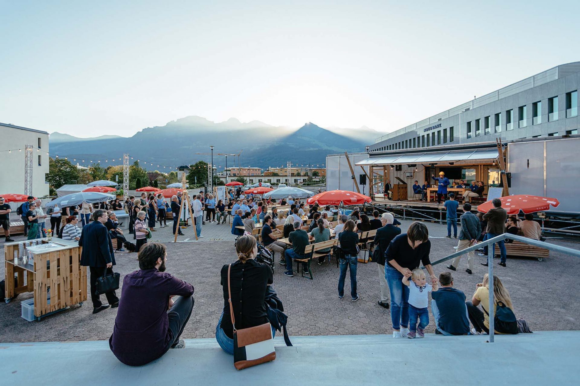 Im September 2019 wurde das Base Camp installiert, um möglichst viele Gruppen und Nutzer der Gemeinde Vaduz einzuladen und um ihnen den Raum für Gespräche, Inspirationen und Perspektiven zu geben. 