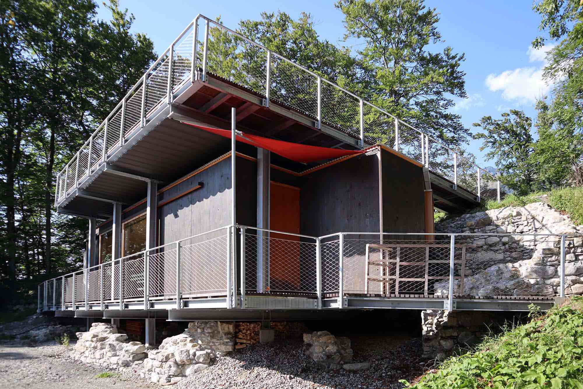Der von Martin Mackowitz 2018 errichtete Kulturpavillon am Thüringerberg hat sich zu einer festen kulturellen Institution des Tals entwickelt.