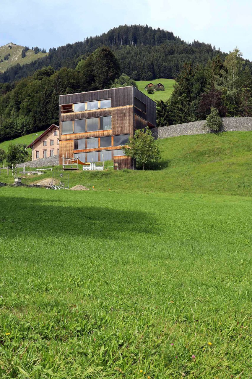 Gemeindezentrum St. Gerold. Der Solitär steht an einem steil abfallenden Südhang des Großen Walsertals und entstand 2009 rundum ökologisch nach einem einem Entwurf von Cukrowicz Nachbaur Architekten aus Bregenz.