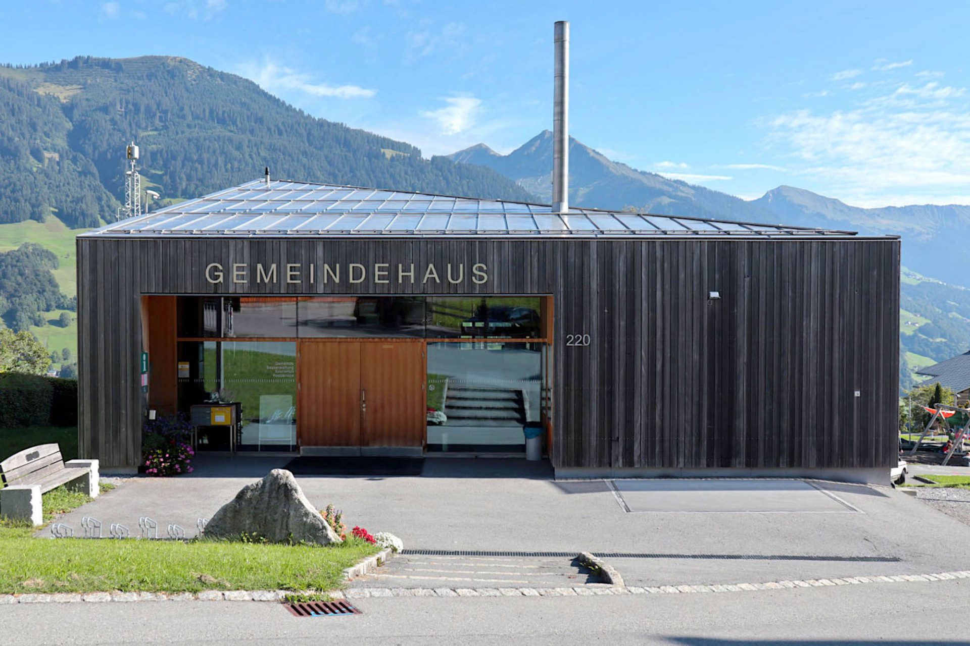 Gemeindezentrum Raggal. Johannes Kaufmann zählt zu den renommiertesten Architekten Vorarlbergs. 2007 baute er das neue Zentrum der Gemeinde Raggal südlich der Lutz.