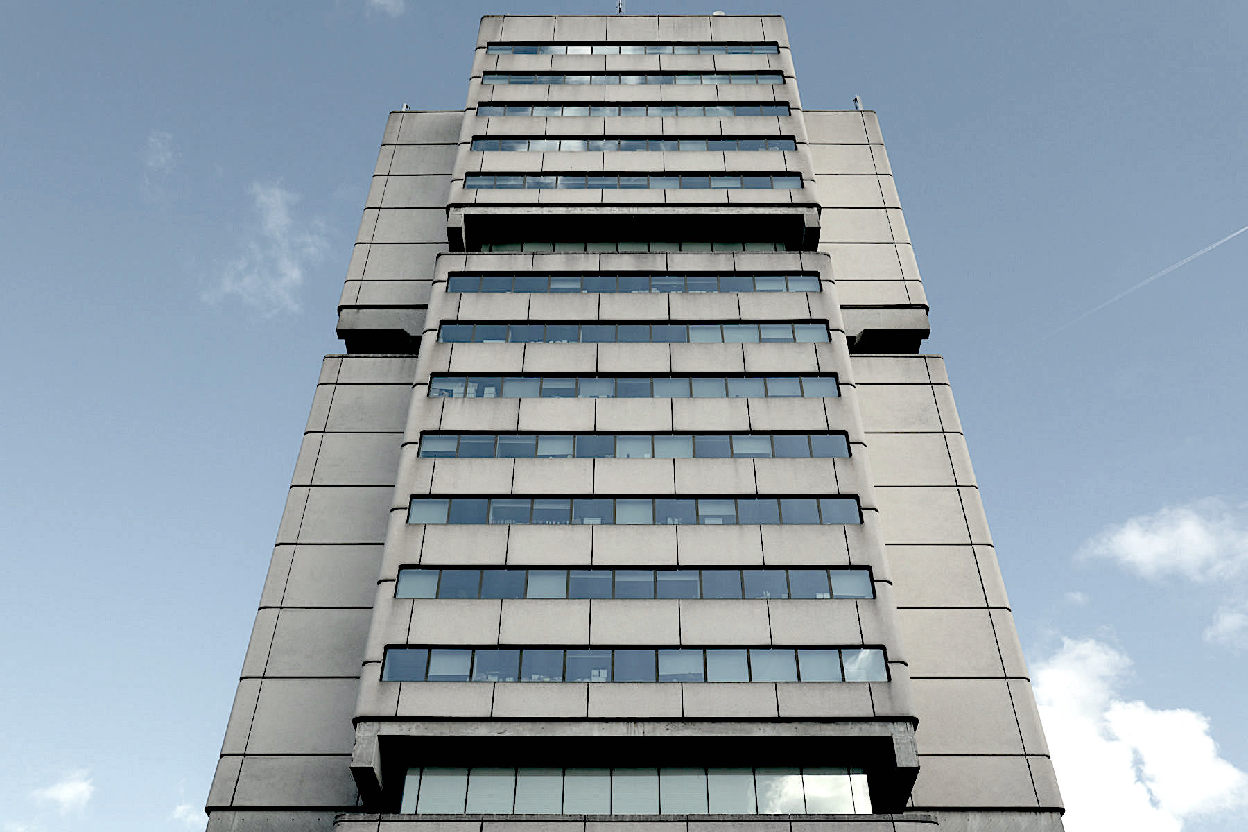 Entwurf: Jean Willerval mit André Lagarde und Branko Vulic, 1979. Das CUB ist das höchste Gebäude des Stadtteils. Die Inneneinrichtung stammt von Pierre Guariche, einem damals berühmten Designer aus Paris. 