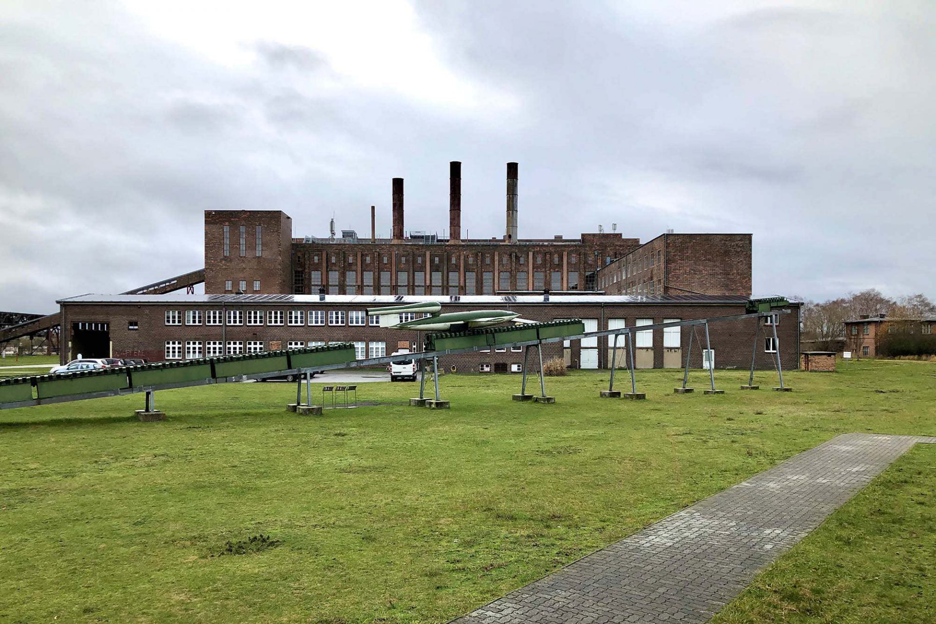 Entwurf: Hans Hertlein (nicht gesichert). Fertigstellung: 1942. Stilllegung 1991, Sanierung 2010–2012 durch AIU Architekten- und Ingenieurunion Stralsund GmbH und Architektin Kathrin von Einsiedel mit Denkmalschutzbehörden, Metallrestaurator Wolfgang Hofmann und anderen. 