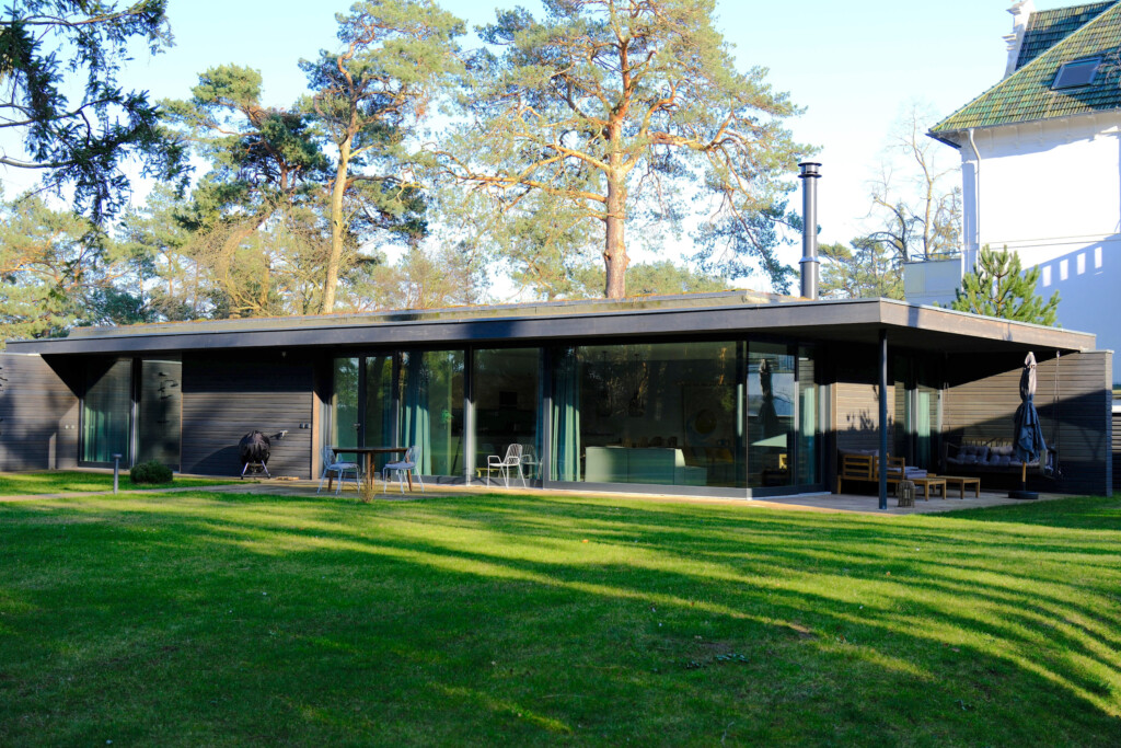 ... bieten jeweils ein eigenes Haus mit mehreren Schlafzimmern, eigenen Bädern, Terrassen und großen Wohnzimmern. 