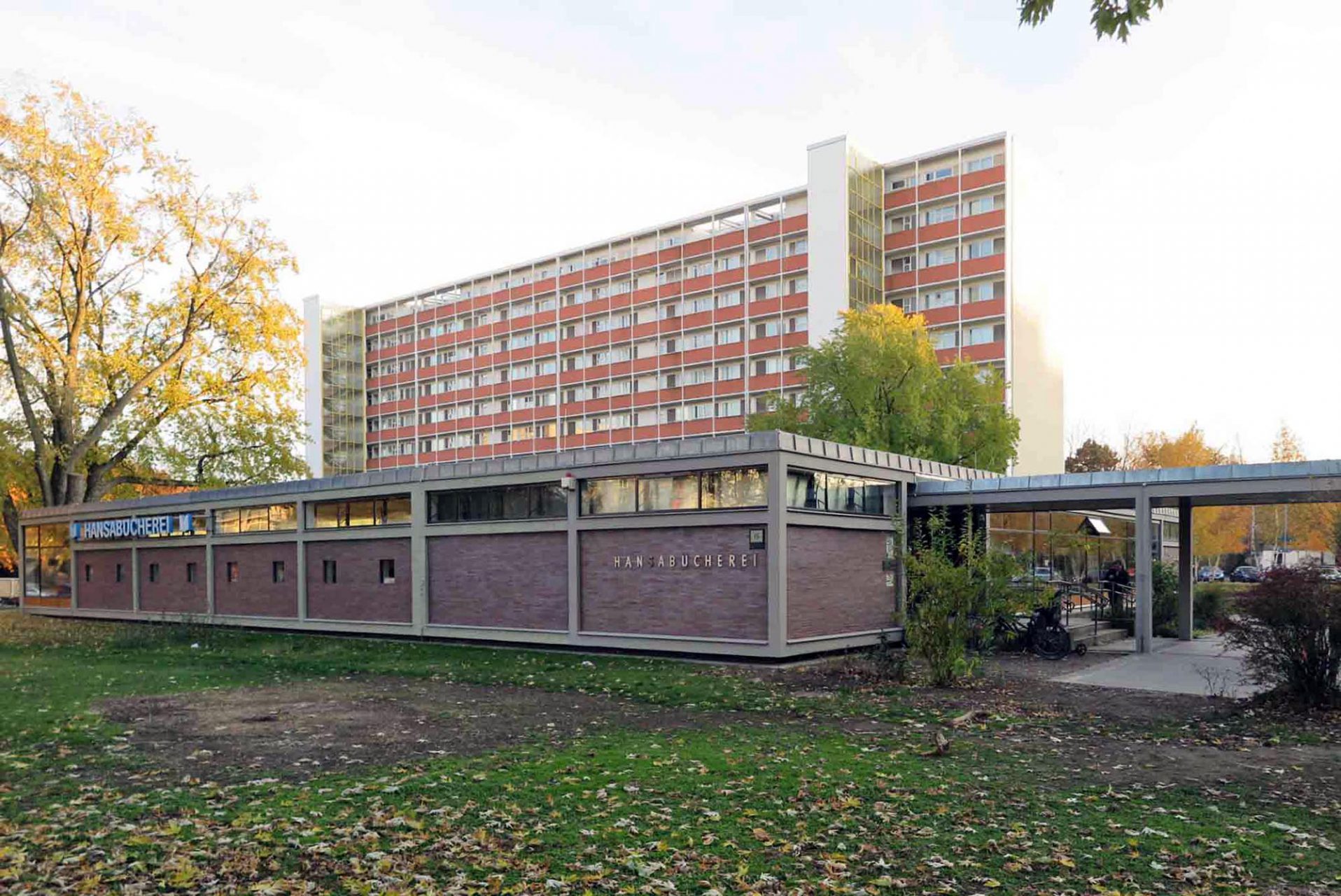 Hansabücherei. Entworfen von Werner Düttmann (mit Siegfried Böhmer), Berlin. Fertigstellung: 1957. Hier die Nordansicht. Instandsetzung durch adb / Steffen Obermann. Wiedereröffnung: 2019.