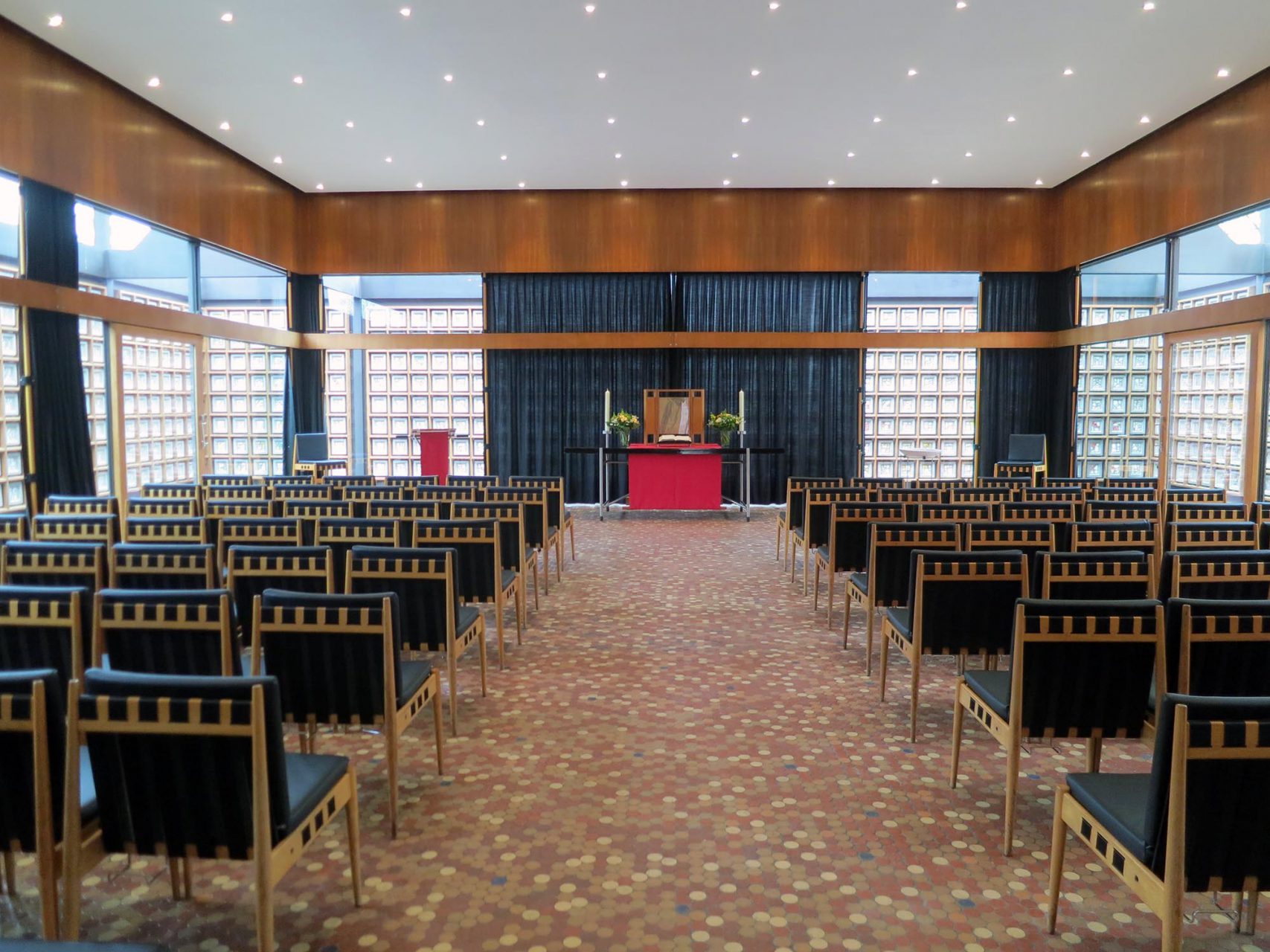 Kaiser-Wilhelm-Gedächtnis-Kirche. Blick auf den Altar nach der Instandsetzung