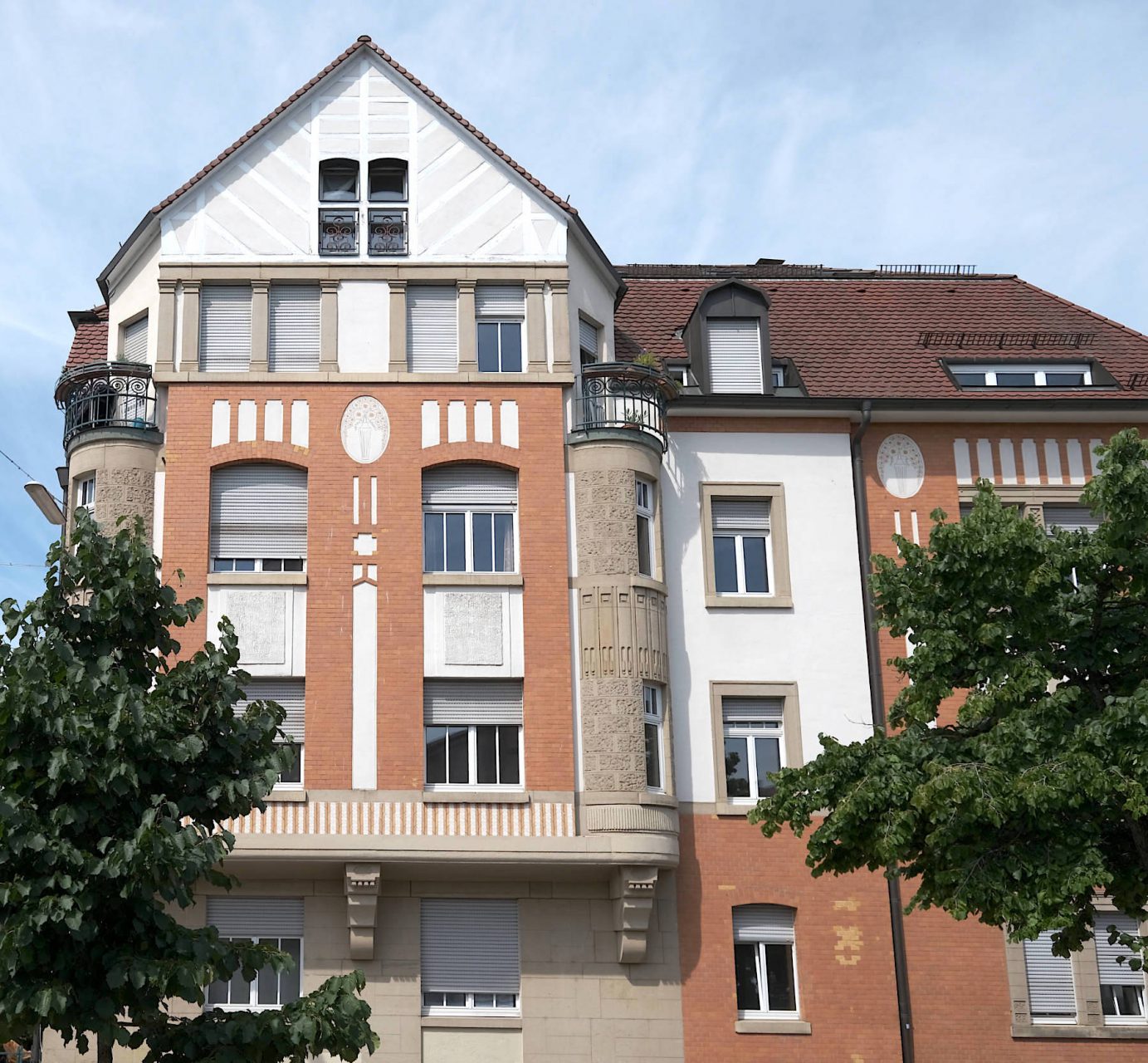 Karlsruher Jugendstil. Naturstein in Kombination mit kontrastierenden Putzflächen in orangefarbenem Rot prägen häufig die Fassaden, wie dieses Wohnhaus in der Yorckstraße 49 von Herman Bastel (1911).