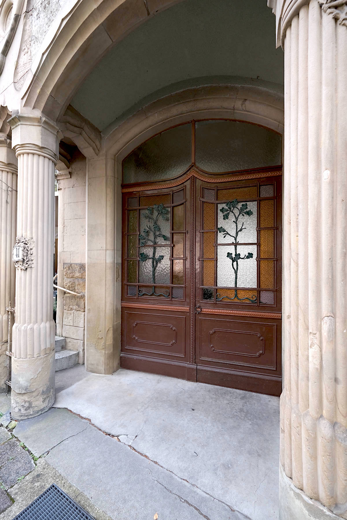 Das Wohnhaus mit floralem Eingangsbereich in der Yorkstraße 41 wurde 1904 von Ludwig Trunzer errichtet.