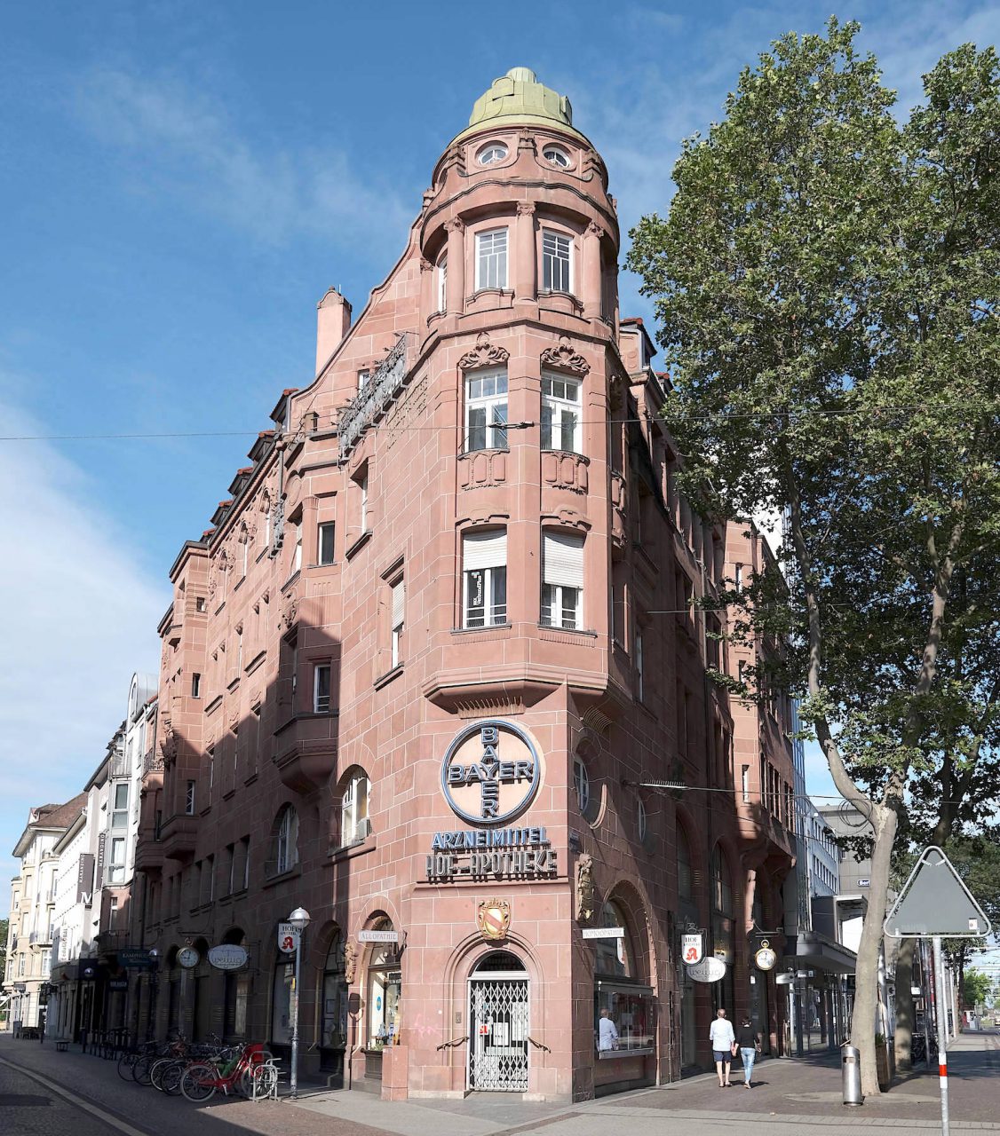 Hofapotheke. Das Gebäude in der Kaiserstraße entwarf Hermann Billing 1901 gemeinsam mit Josef Mallebrein in rosa Sandstein.