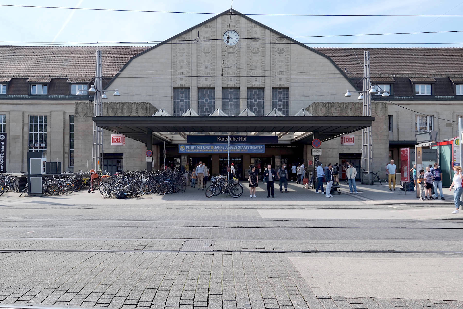Das 1913 von August Stürzenacker entworfene Gebäude zählt zu den wenigen gut erhaltenen Jugendstilbahnhöfen Deutschlands.