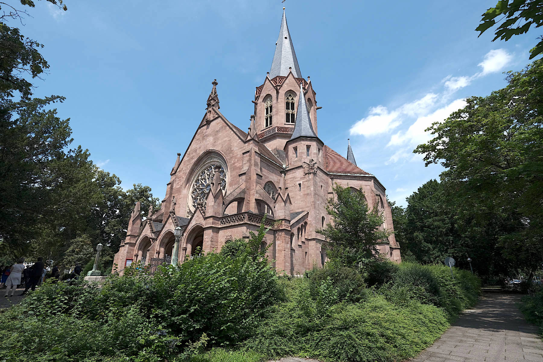 Christuskirche. Der Sakralbau von Curjel und Moser entstand 1900. Hier verbanden sie florale Motive mit geometrischen Formen und neogotischen Bauelementen.