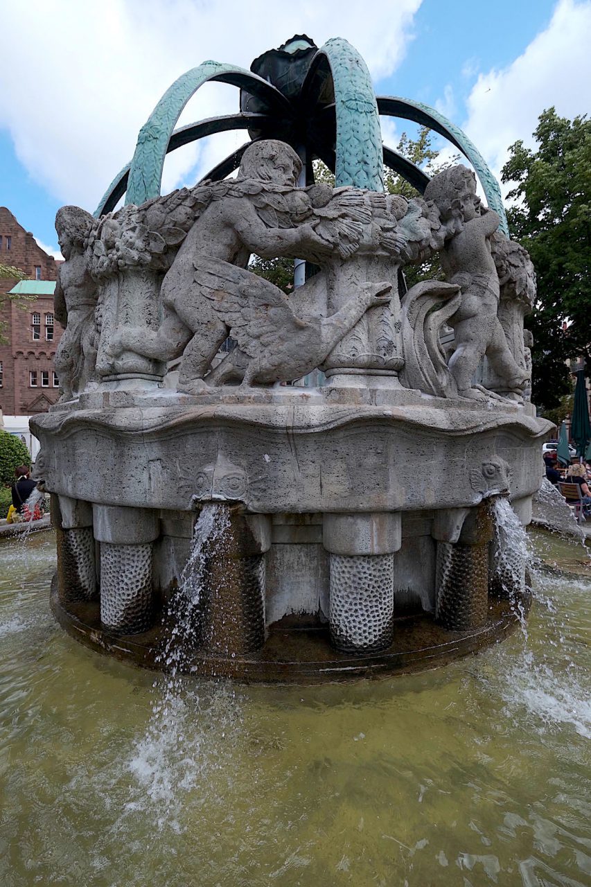 Hauptbrunnen am Gutenbergplatz. Der von Friedrich Ratzel entworfene Brunnen wird wegen des den Abschluss krönenden Kohls auch "Krautkopfbrunnen" genannt.