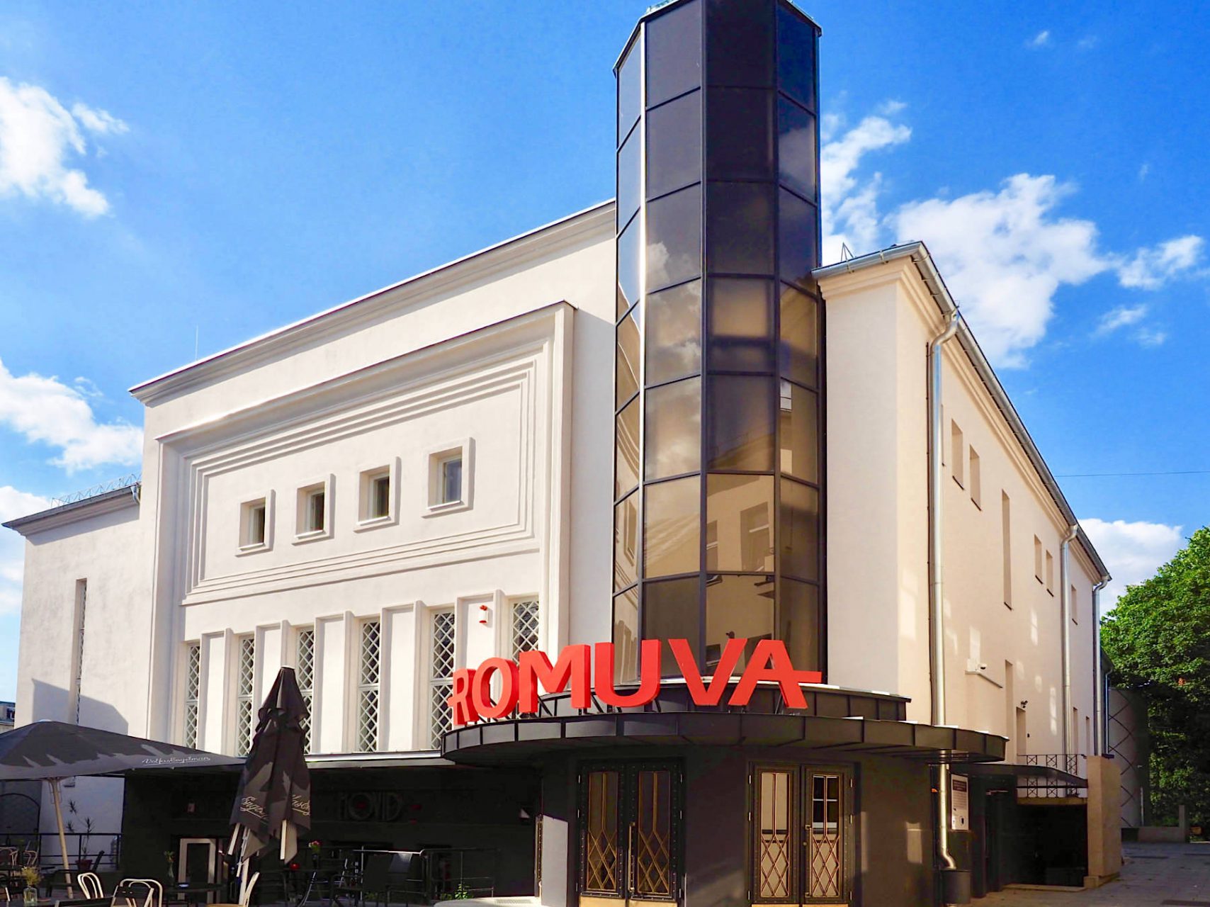 Kulturpalast.. Etwas zurück gesetzt von der Laisvės Aleja lädt das Romuva-Kino draußen wie drinnen zum Verweilen ein. Entworfen von Nikolajus Mačiulskis und 1940 eröffnet, bot es hinter seiner Art-Déco-Fassade die modernste Technik für fast siebenhundert Zuschauer. Aufwendig wieder hergerichtet ist es heute das zentrale Arthouse-Filmtheater in Kaunas.