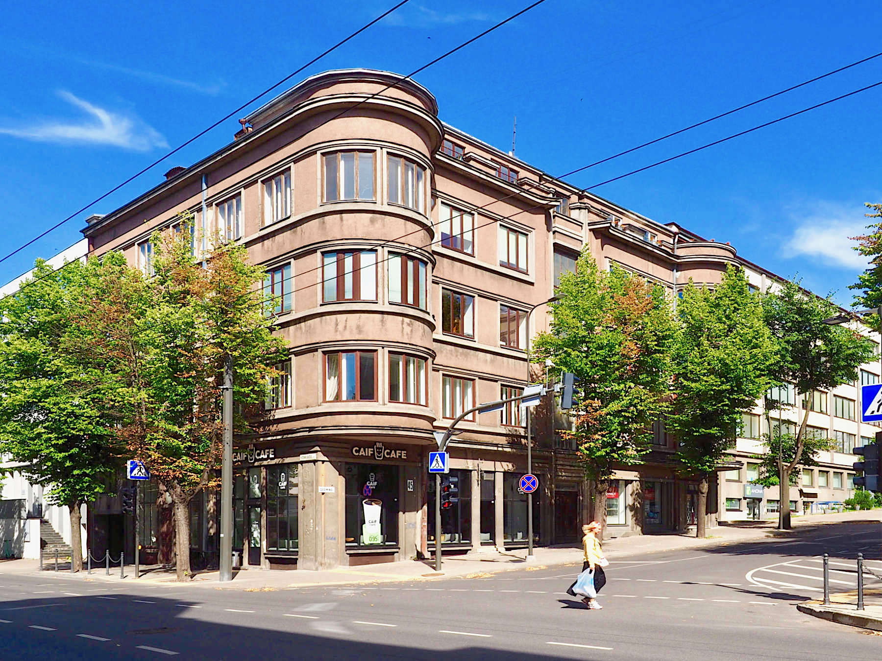 In der angesagten Donelaičio Straße ließ sich Romanas Polovinskas 1932 ein seinem Status angemessenes Gebäude errichten, mit fünf Geschossen, großen Schaufenstern und einer gekurvten Fassade, wie sie in Kaunas damals beliebt war. Eines der luxuriösen Apartements bezog er selbst. Als Architekten hatte er Arnas Funkas ausgewählt.