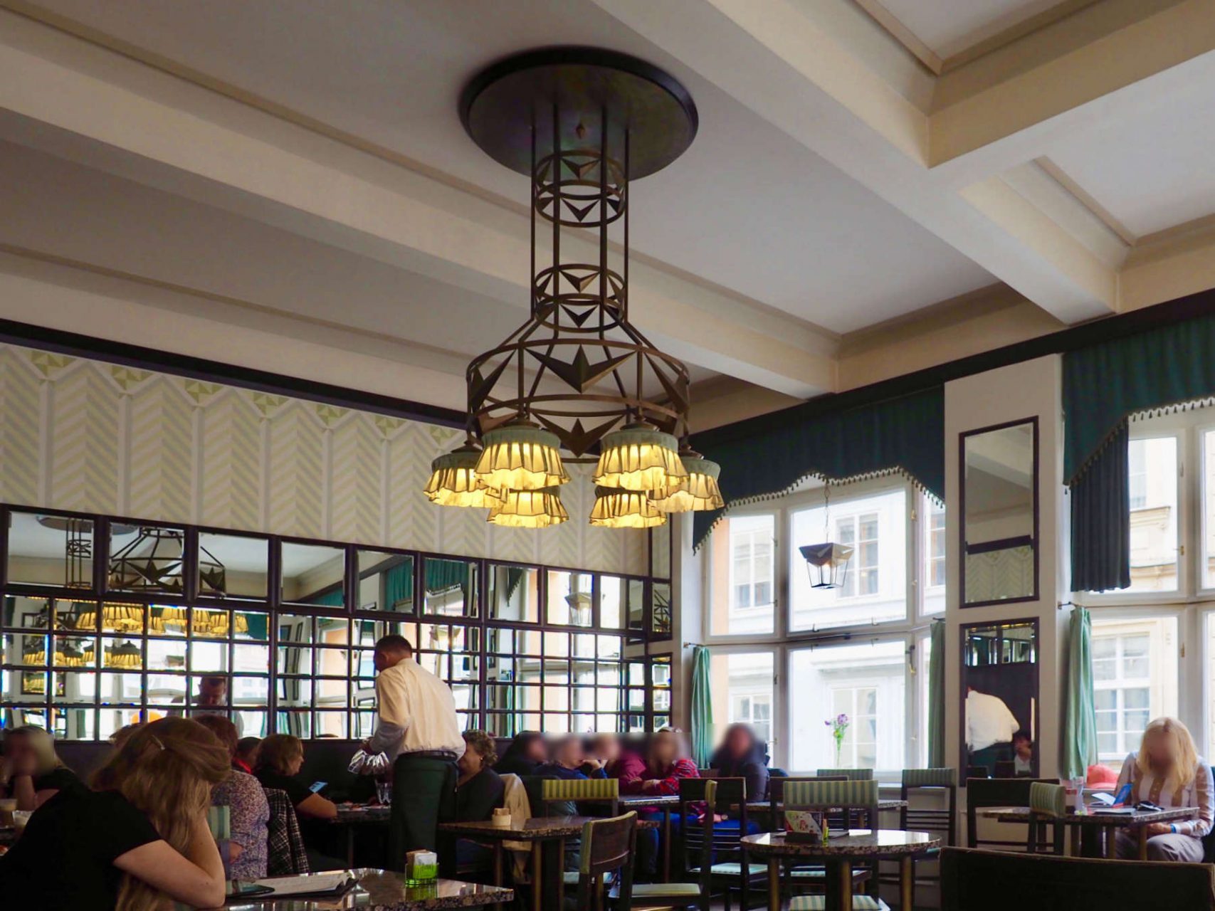 Stimmiges Interieur.. Auch die Einrichtung des Grand Cafe Orient im ersten Stock hat Josef Gočár entworfen. Dank der für seine Zeit hochmodernen Stahlbetonkonstruktion kommt der große Raum ohne Stützen aus.