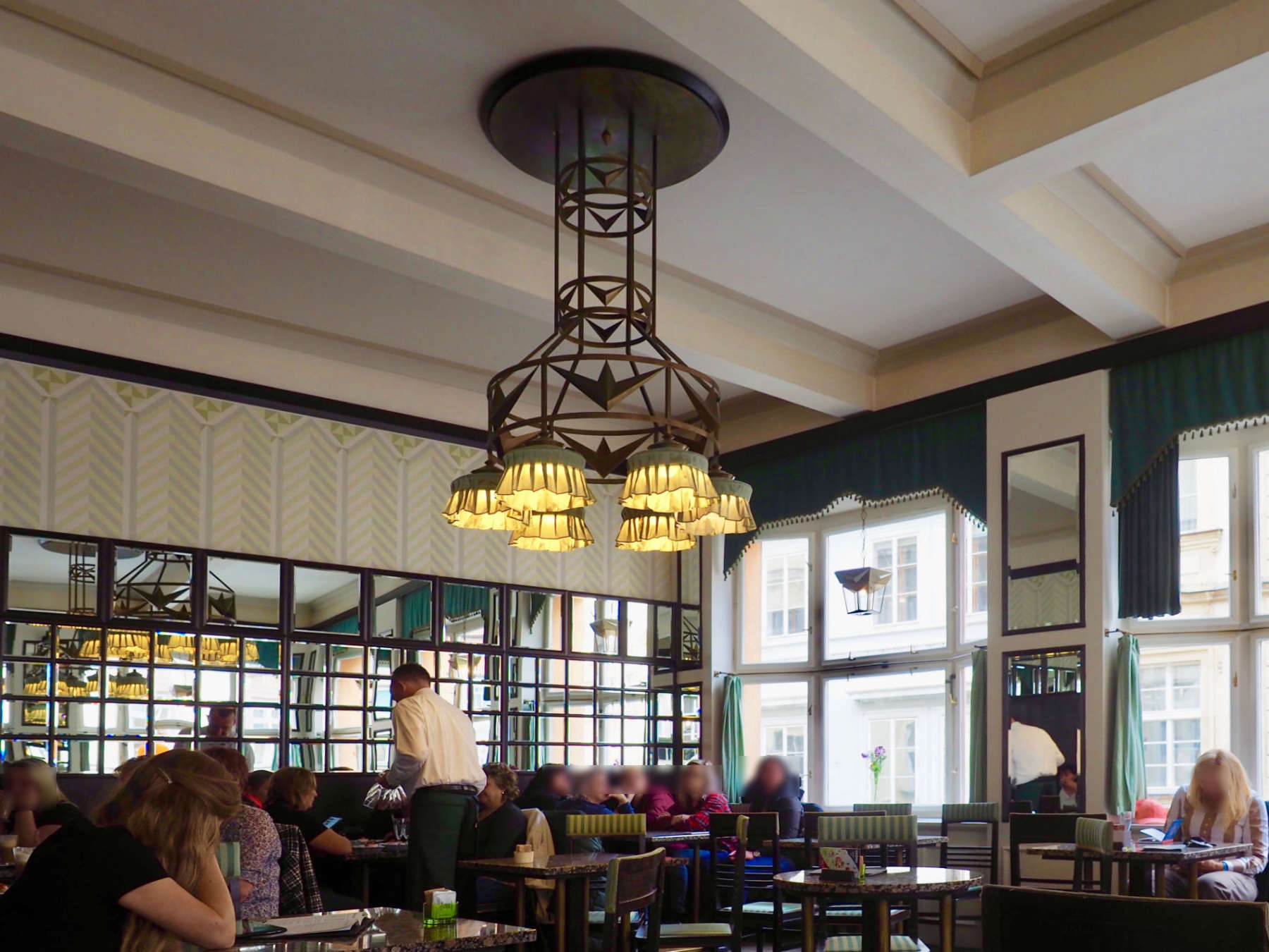 Auch die Einrichtung des Grand Cafe Orient im ersten Stock hat Josef Gočár entworfen. Dank der für seine Zeit hochmodernen Stahlbetonkonstruktion kommt der große Raum ohne Stützen aus.