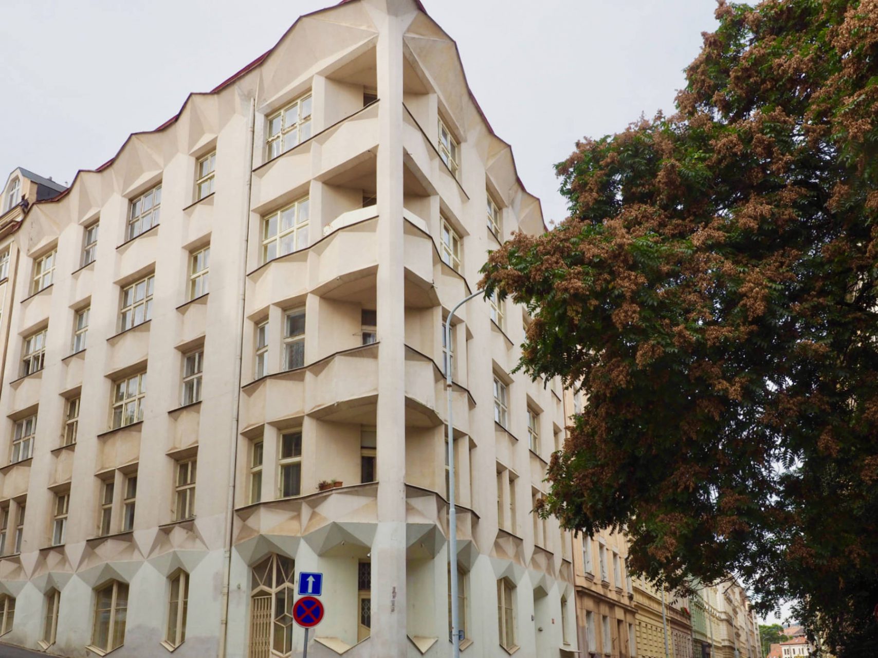 Bewegte Fassade.. Nahe der Villa Kovařovic, in der Neklanova Straße, hat Josef Chochol ein Jahr später ein fünfgeschossiges Wohnhaus mit einer bewegten Fassade aus
wabenähnlichen Vorsprüngen und kristallisch gebrochenen Kuben errichtet.