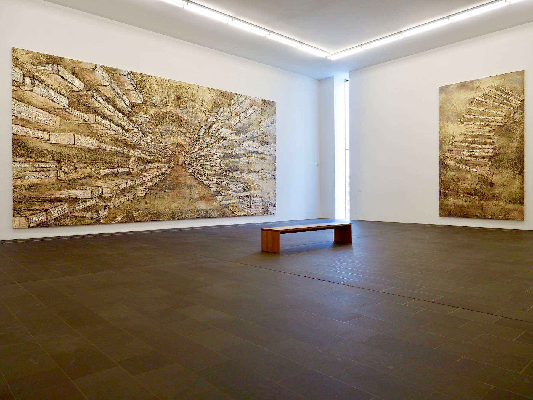 Bei Deckenhöhen von sechs Metern lassen sich auch großformatige Werke wie Anselm Kiefers „Sternen-Lager“ hängen. Wie hier sind alle Fußböden im Museum mit grauem, türkischem Basalt belegt.