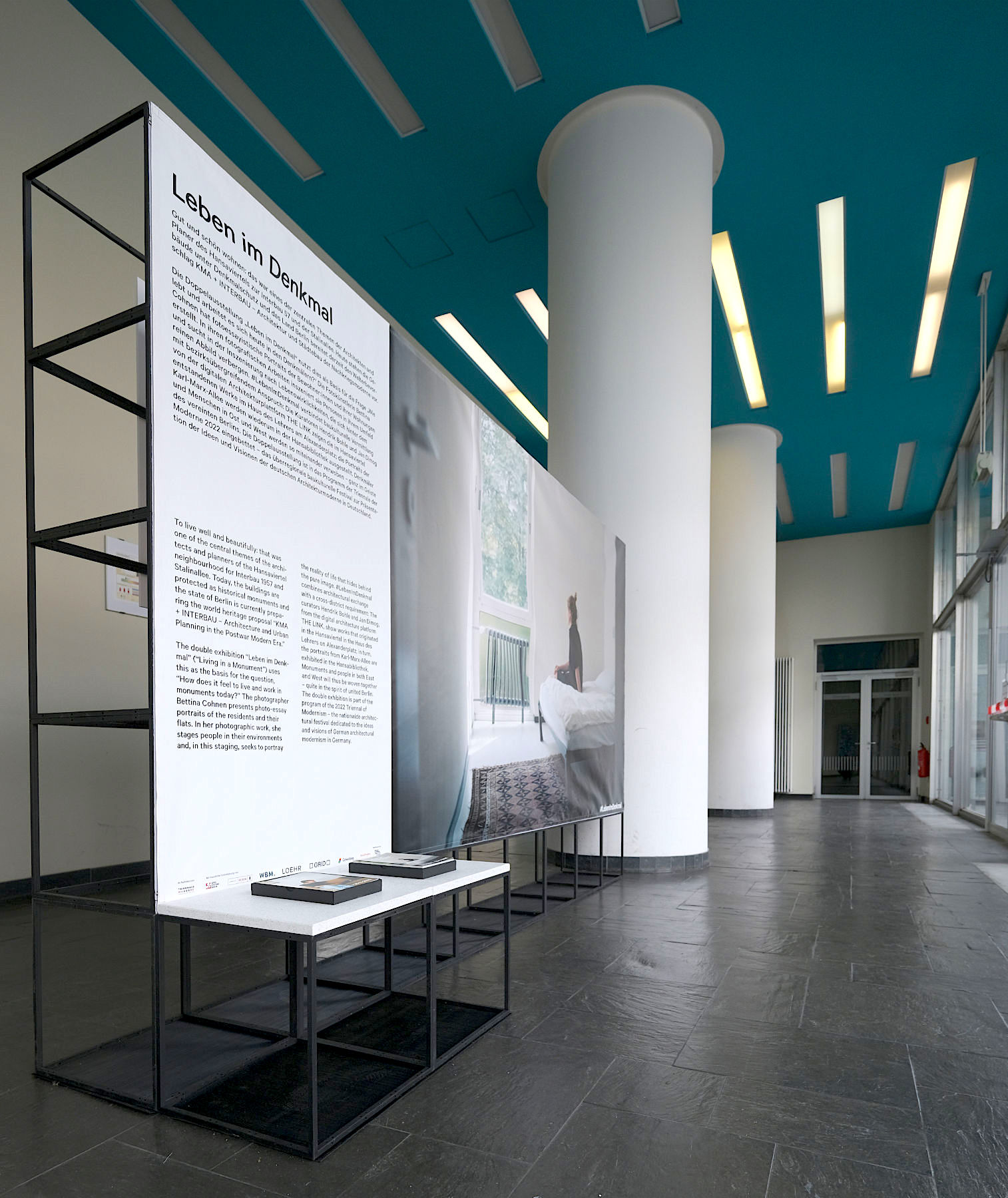 Szenografisch wird die Foto-Doppelausstellung mit modularen Infowänden begleitet.