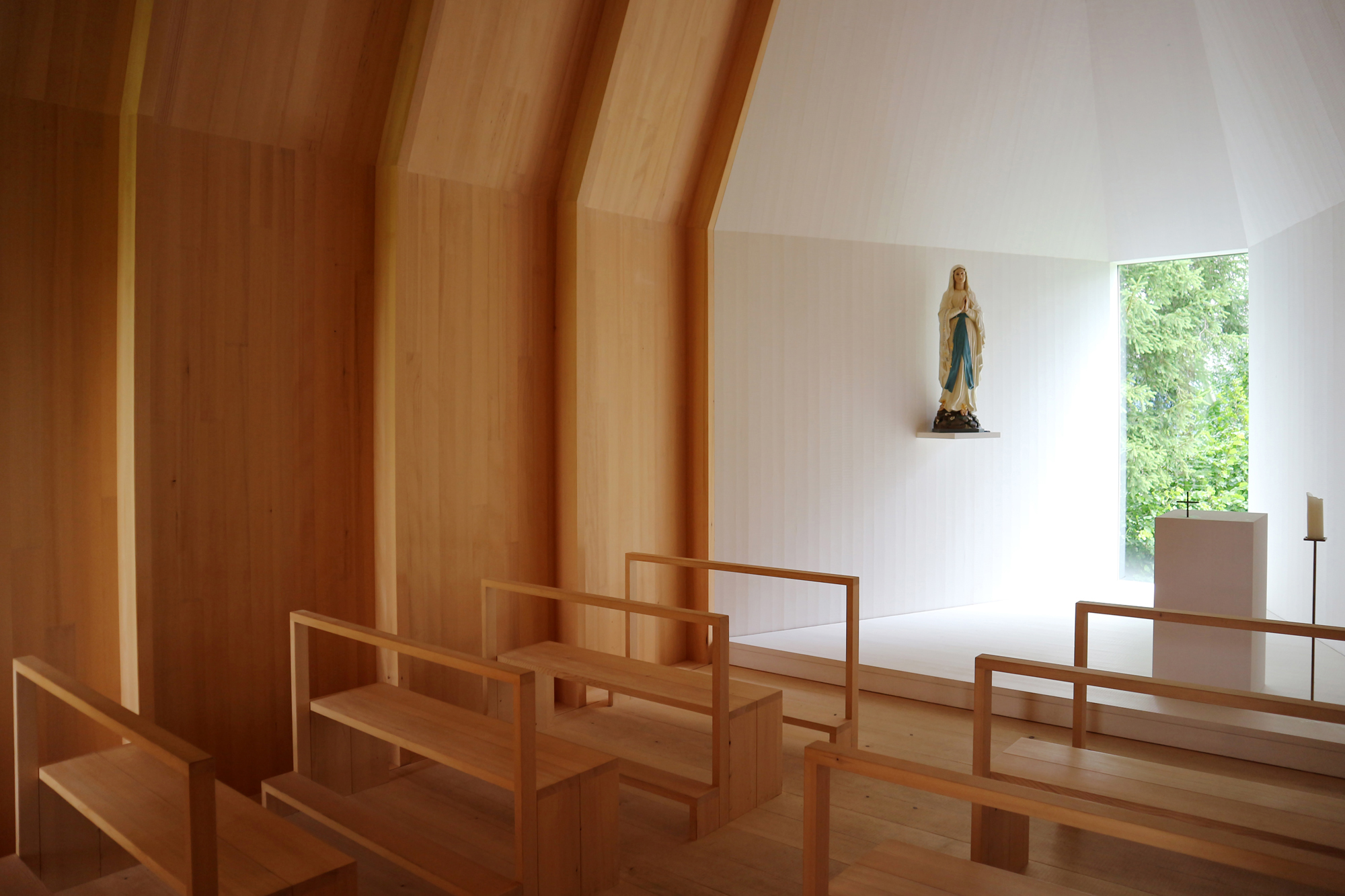 Die Kapelle wurde 2016 nach einem Entwurf des Bregenzer Architekten Bernardo Bader errichtet.