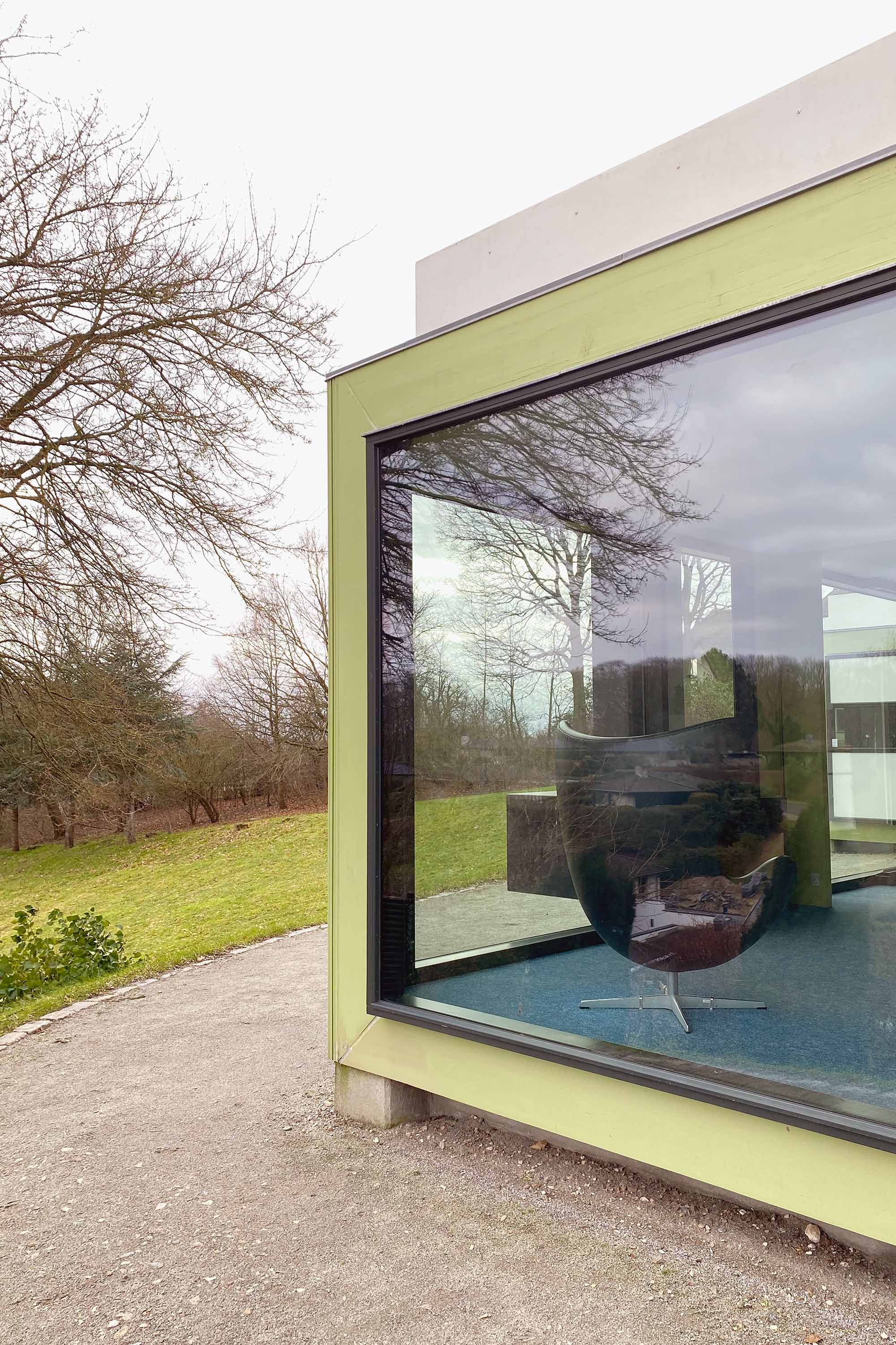 Das modulare Haus wurde 1970 von Arne Jacobsen entworfen und steht seit 2015 im Skulpturengarten des Trapholt Museums.