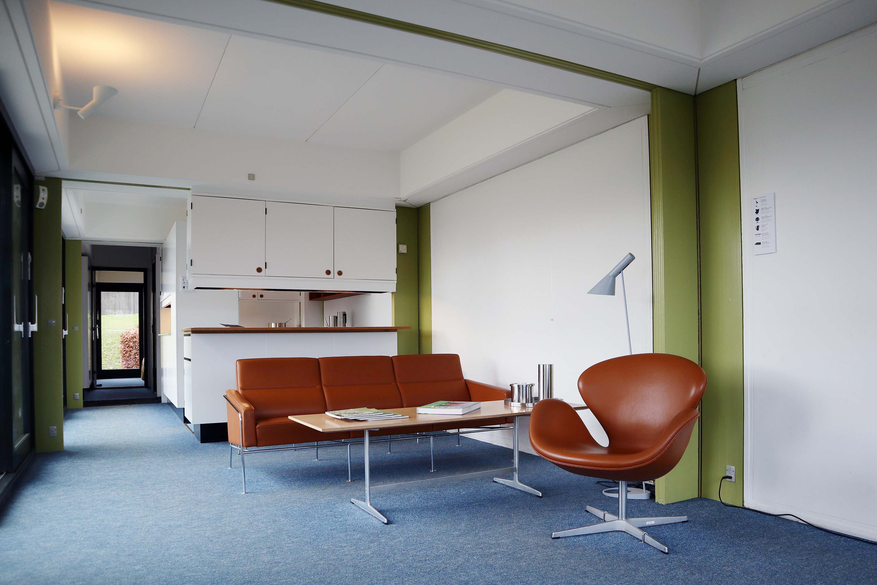 Das modulare Haus wurde 1970 von Arne Jacobsen entworfen und steht seit 2015 im Skulpturengarten des Trapholt Museums.