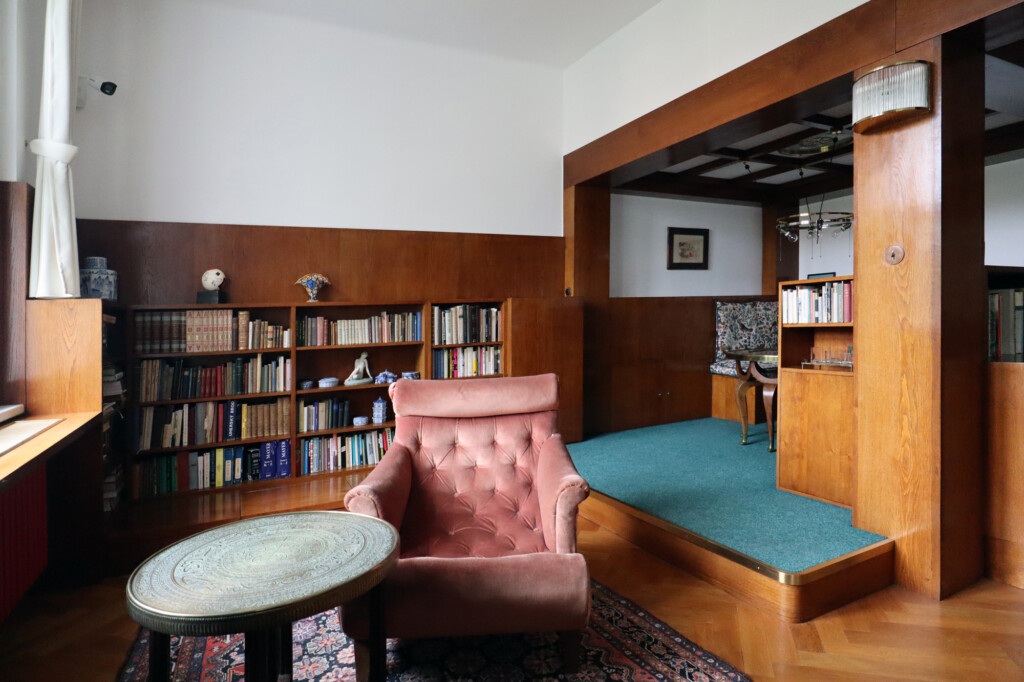 Die Wohnung wurde ursprünglich 1927 für Martha und Willy Hirsch in Pilsen errichtet. 1988 wurde sie wieder entdeckt, renoviert und in Prag wiederaufgebaut.