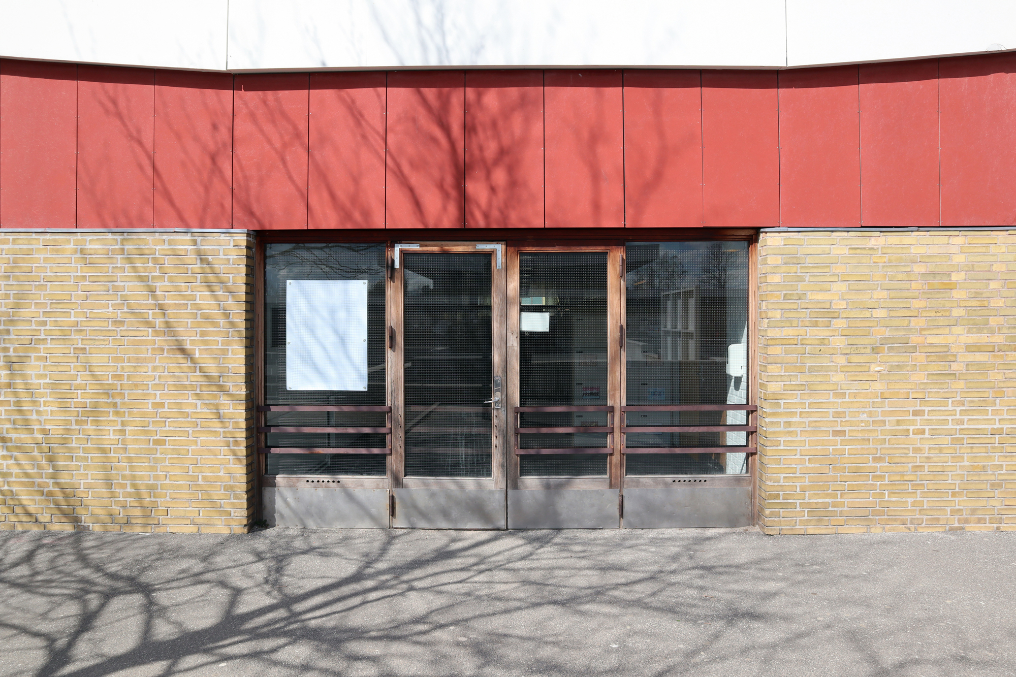 Nur Gentofte nördlich von Kopenhagen hat mehr Gebäude von Arne Jacobsen als Rødovre und andere Gemeinden in Dänemark. In den ersten Jahrzehnten nach dem Zweiten Weltkrieg prägte er das schnell wachsende Vorstadtgebiet mit seiner Siedlungsarchitektur wie beispielsweise von Carlsro und Islevvænge, sowie der berühmten Nyager Schule.